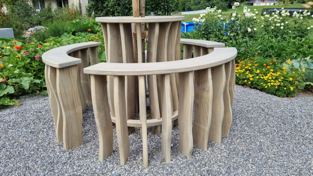 Holzbank aus Accoya Rohholz. Accoya ist ein speziell behandeltes Holz, das durch einen innovativen Modifizierungsprozess haltbarer, dimensionsstabiler und widerstandsfähiger gegenüber Umwelteinflüssen ist.