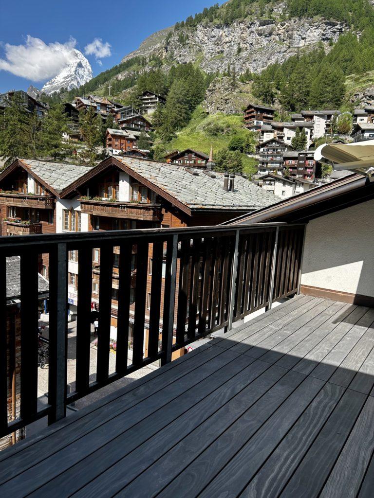 Balkon mit Accoya Grey Terrassendielen in Zermatt