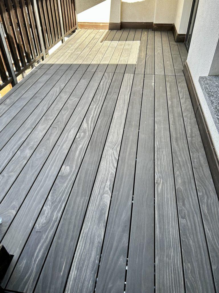 Grau durchgefärbte Terrassendielen aus Accoya Holz