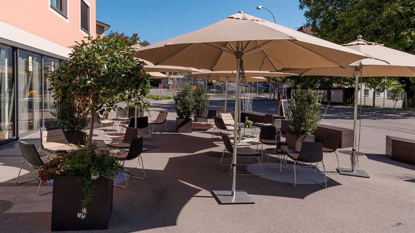 Café Longe Abgrenzungselemente aus Accoya Holz