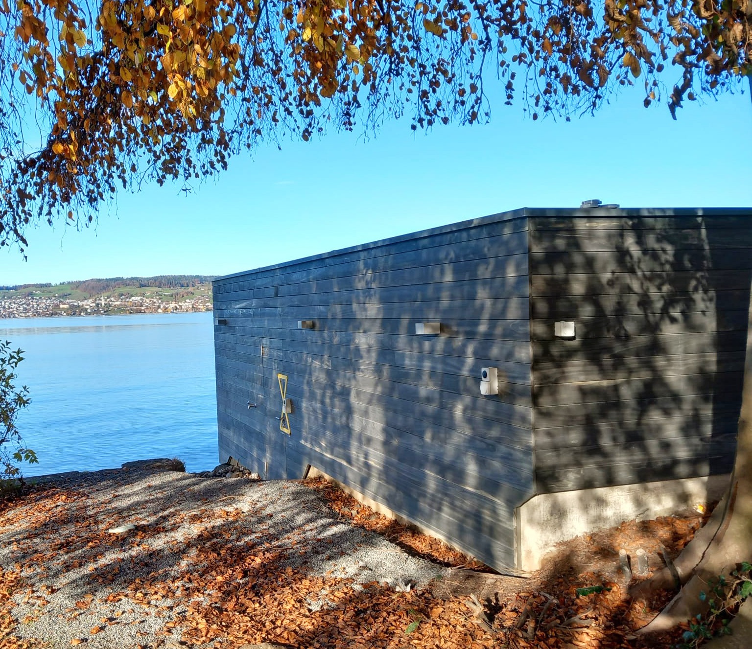 Bootshaus und Steg aus grau durchgefärbtem Accoya Holz