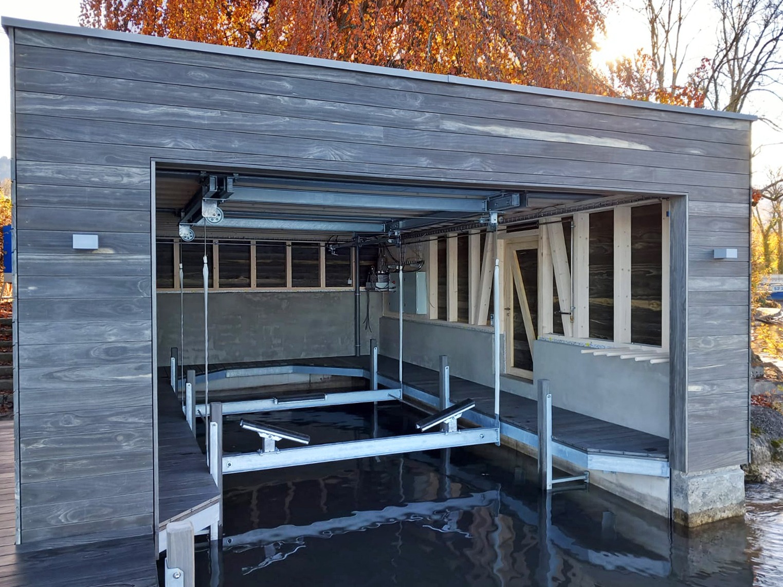 Bootshaus und Steg aus grau durchgefärbtem Accoya Holz
