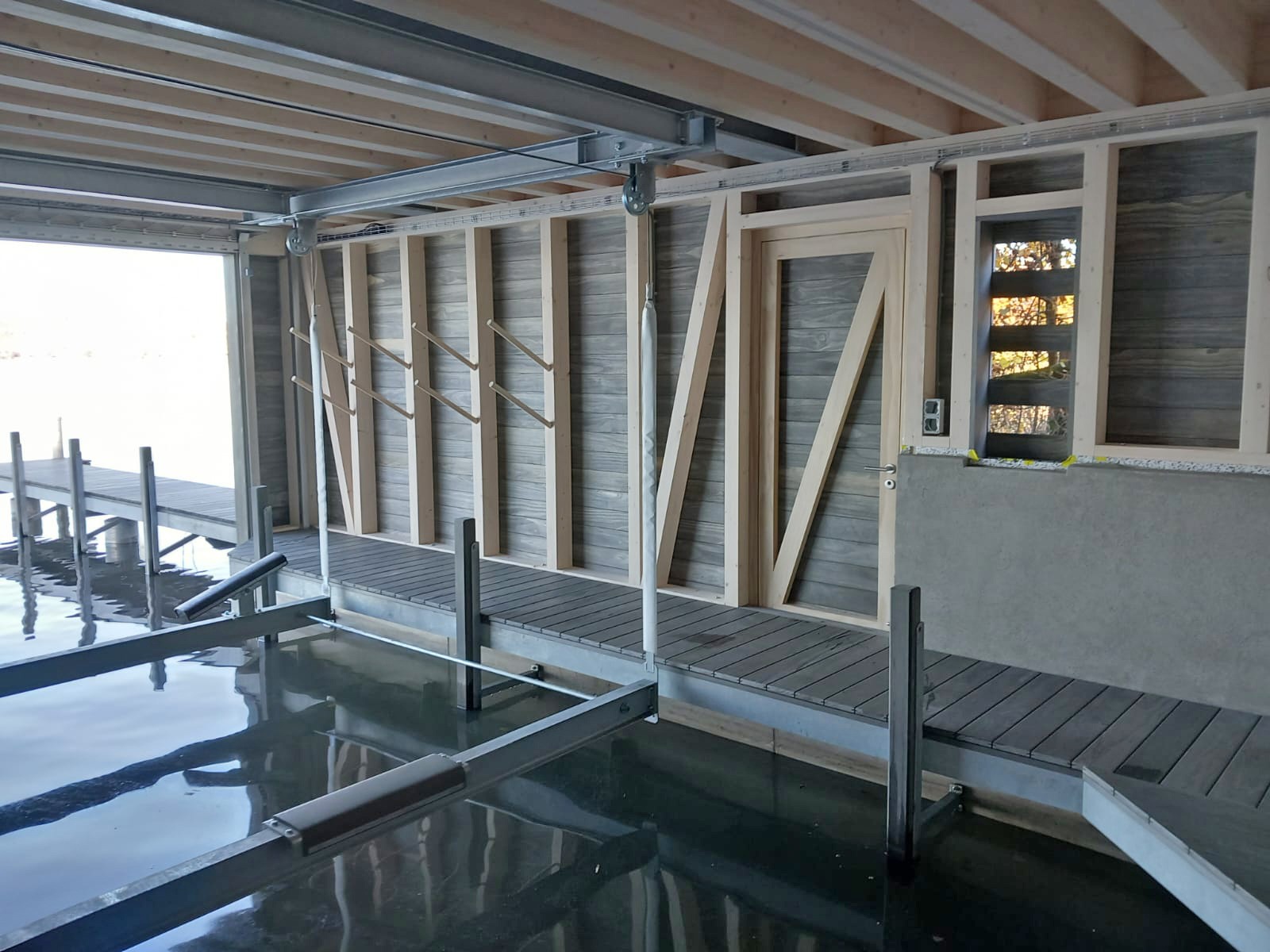 Bootshaus und Steg aus grau durchgefärbtem Accoya Holz