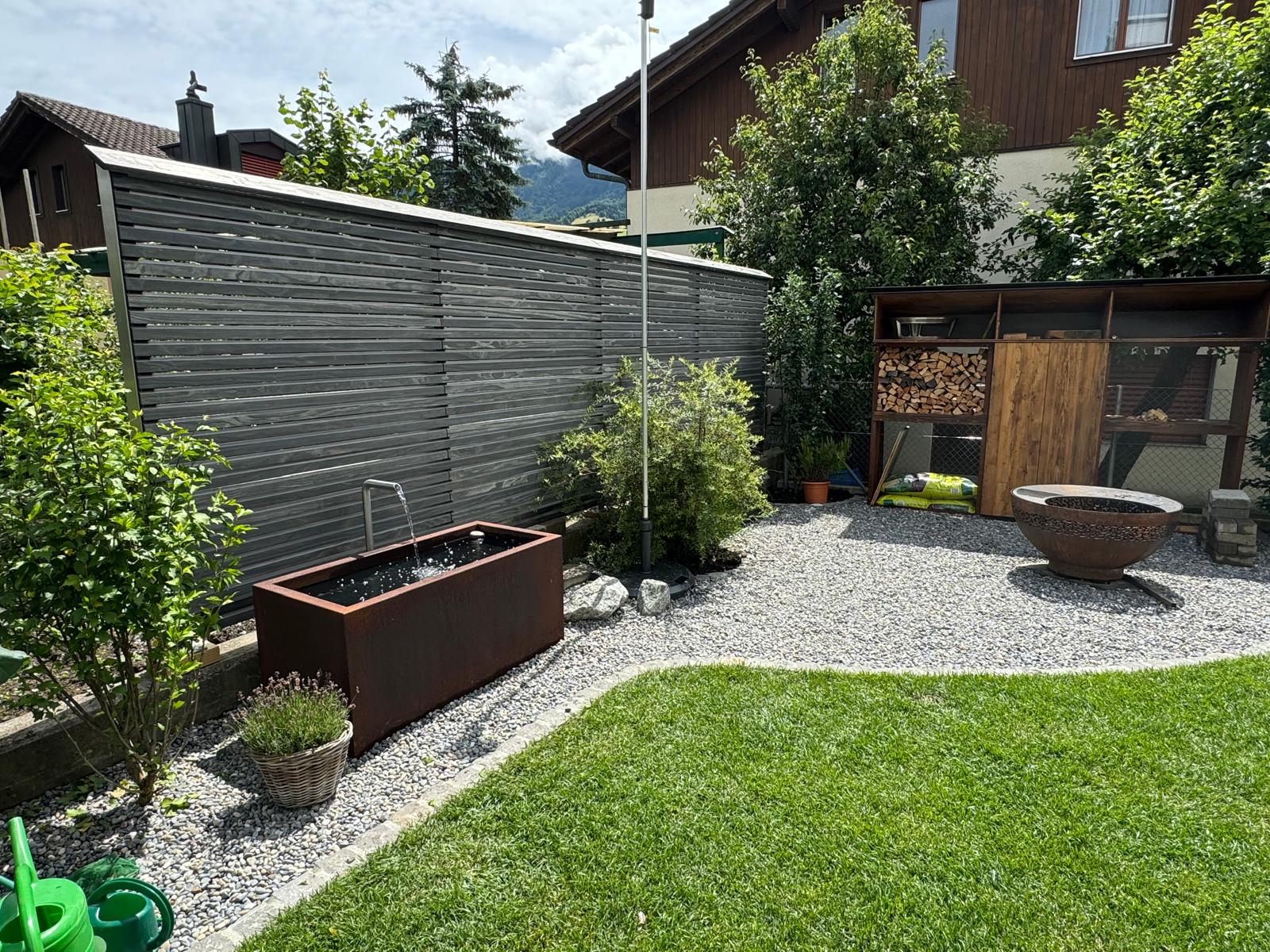 Sichtschutz aus grau durchgefärbtem Accoya Holz