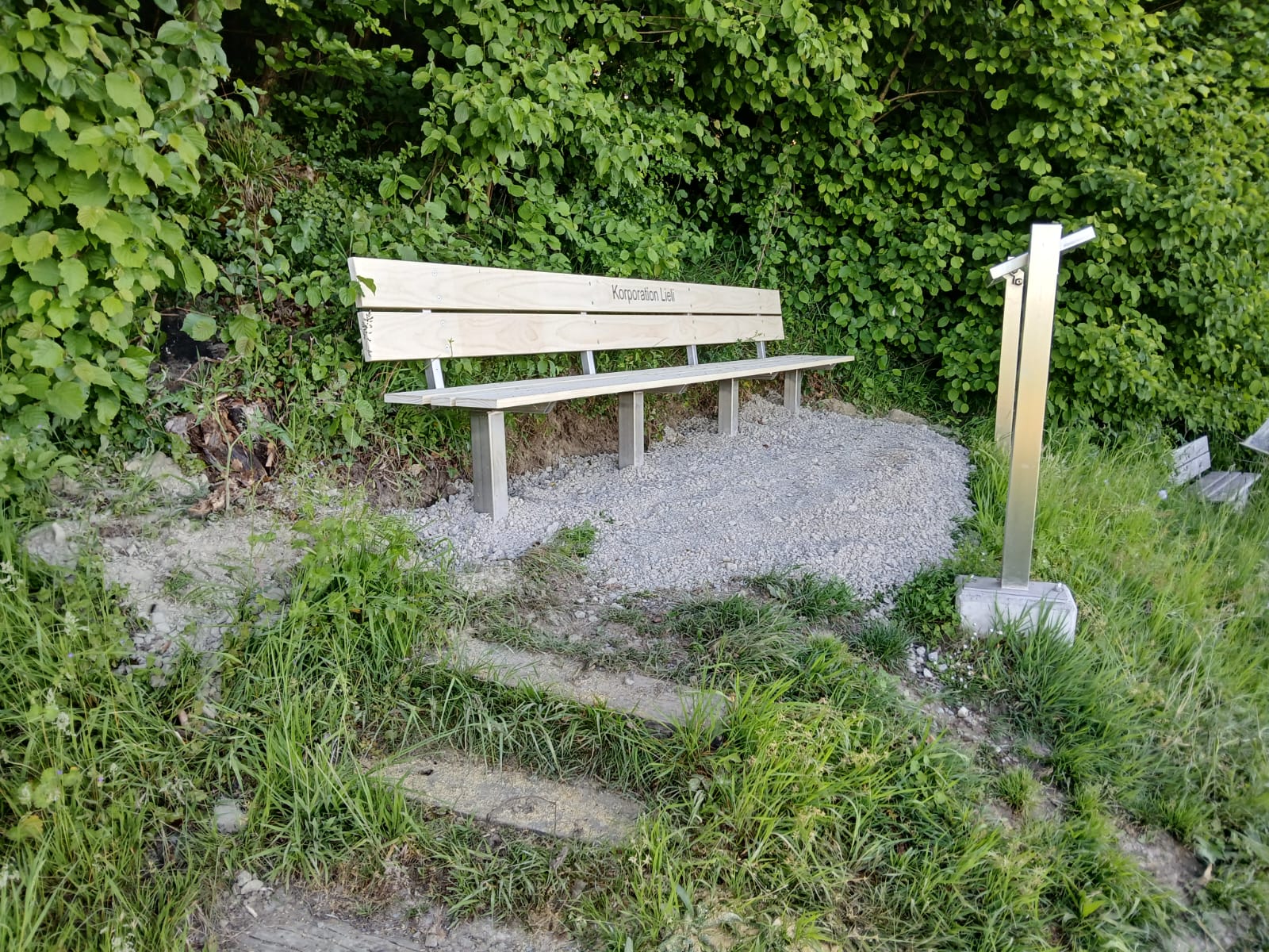 Sitzbank aus Accoya Holz mit Rücklehne