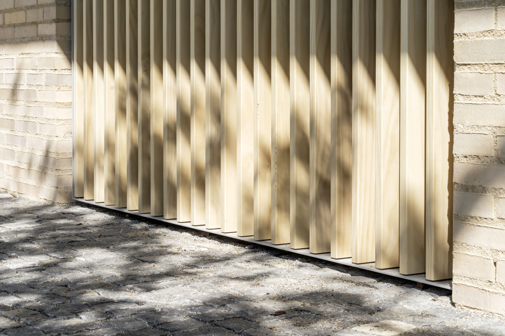 Accoya Schiebeläden von Jaloumatic
