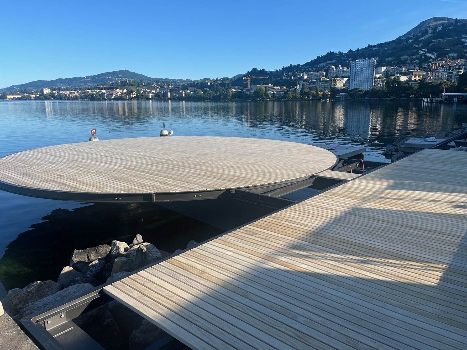 Accoya Holzsteg und Holzplattform am Marktplatz in Montreux