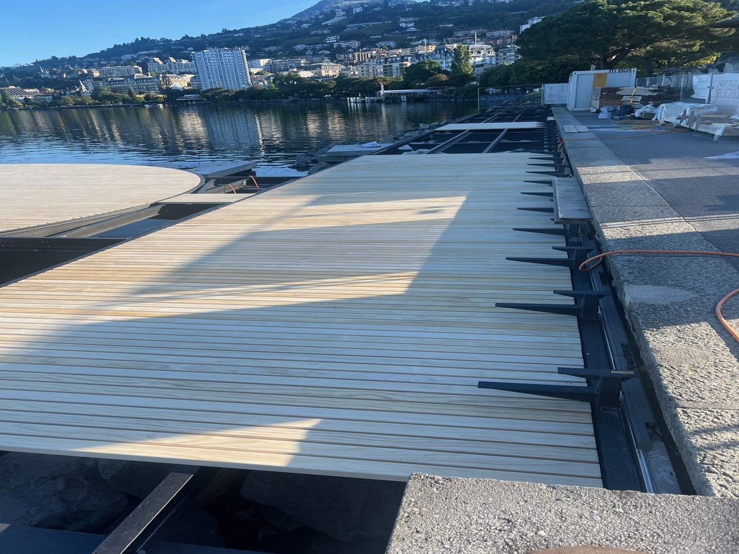 Accoya Holzsteg und Holzplattform am Marktplatz in Montreux