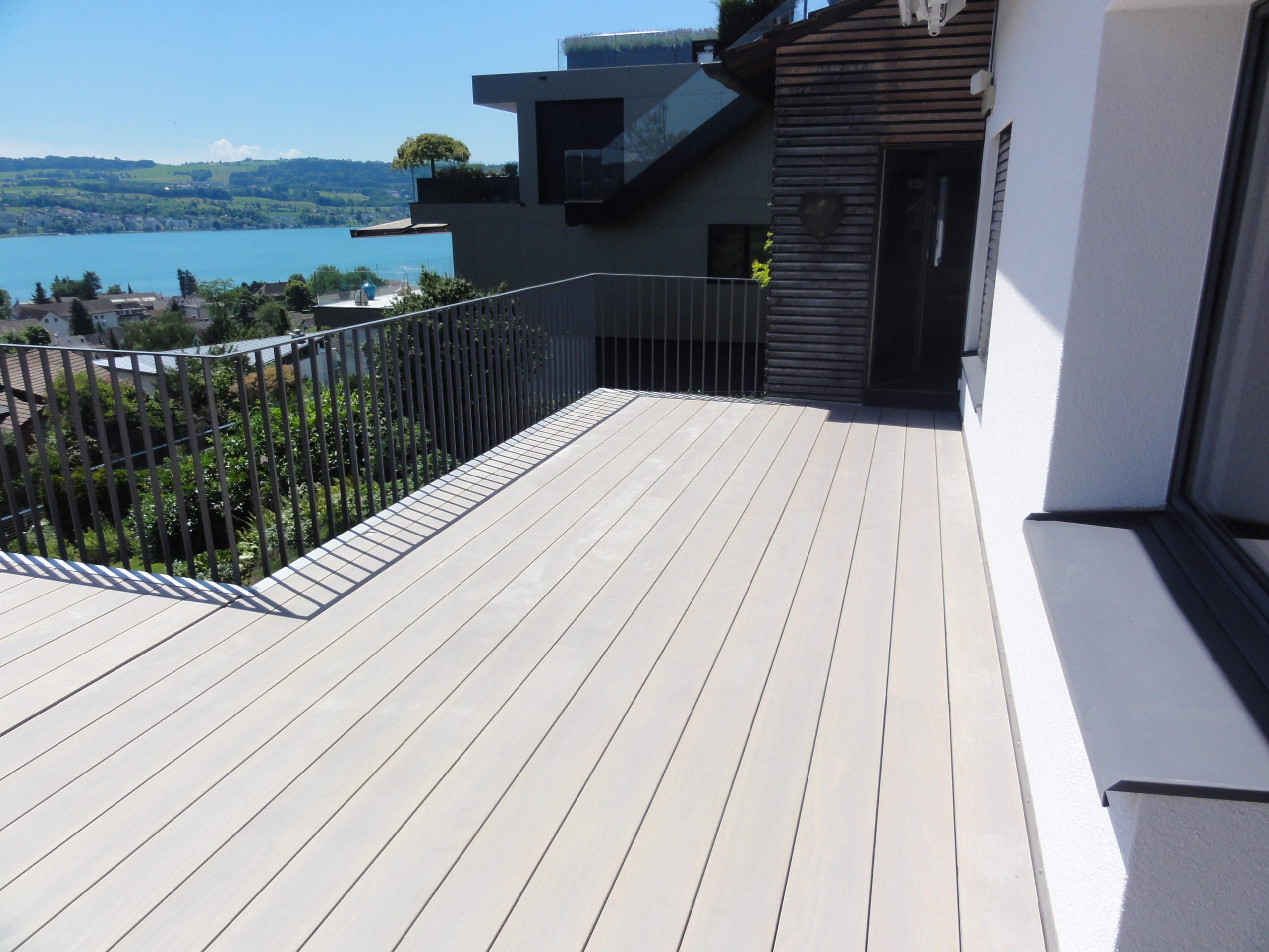 Accoya Holzterrasse mit Blick auf den See
