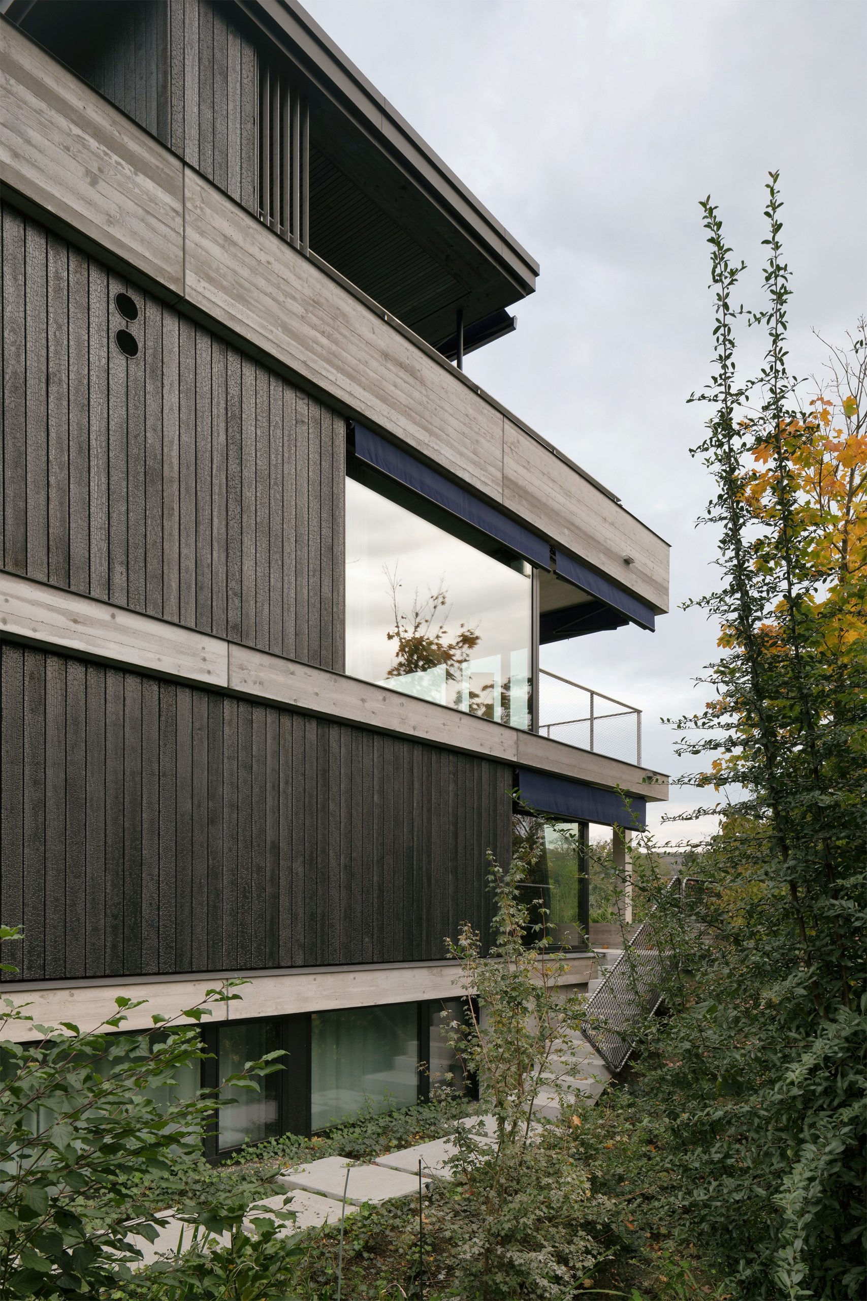 Fassade aus verkohltem Accoya Holz Shou Sugi Ban Marugame