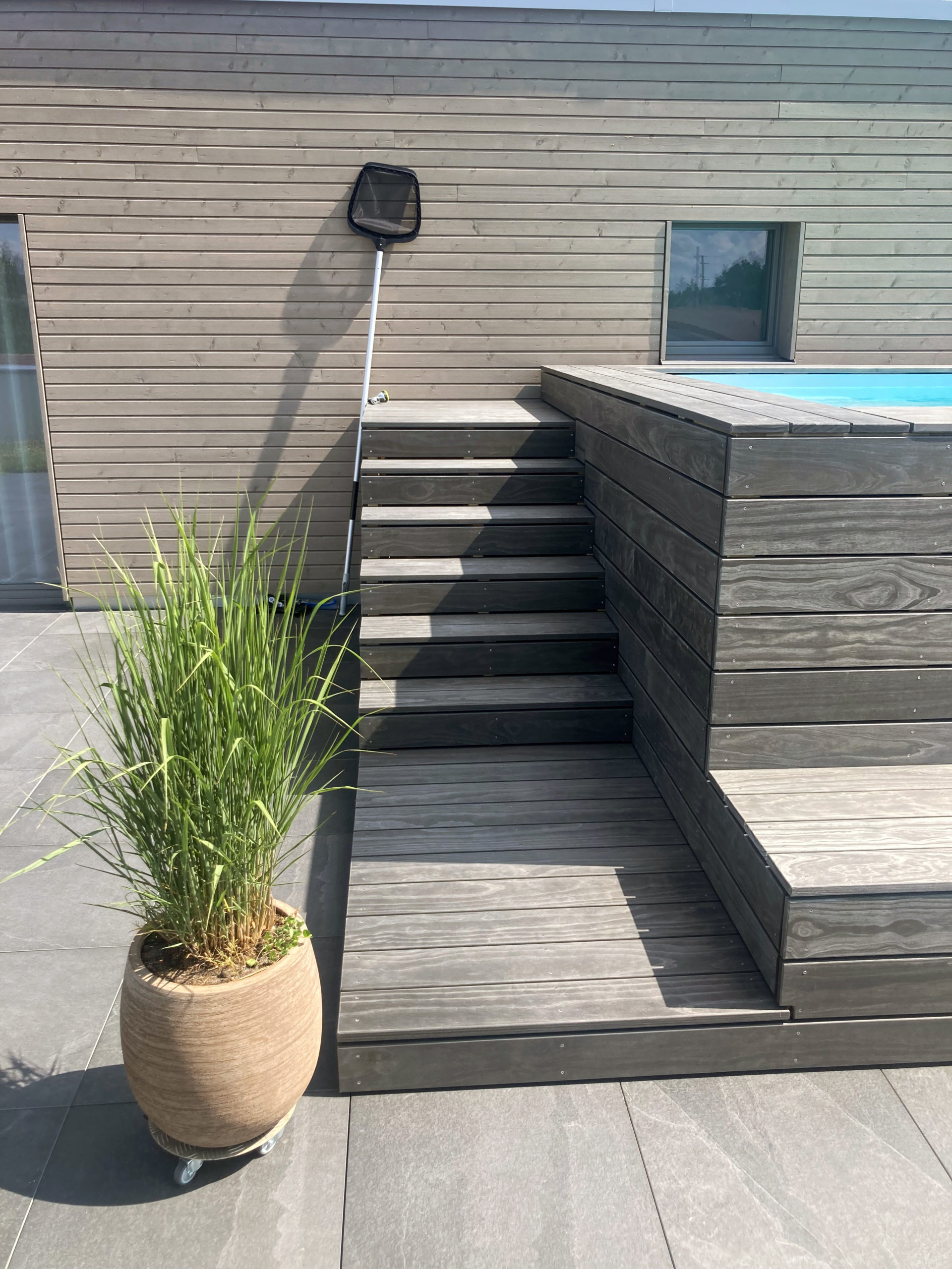 Grau durchgefärbtes Accoya Grey Holz für eine Poolverkleidung