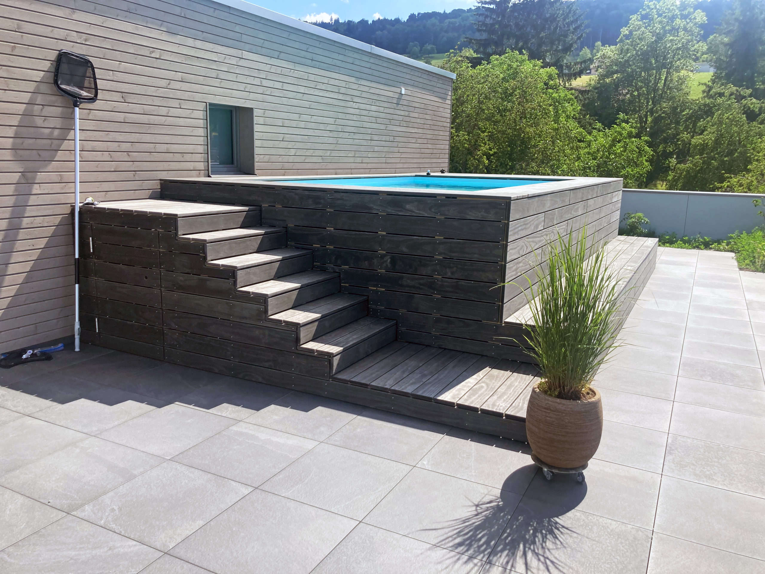 Grau durchgefärbtes Accoya Grey Holz für eine Poolverkleidung