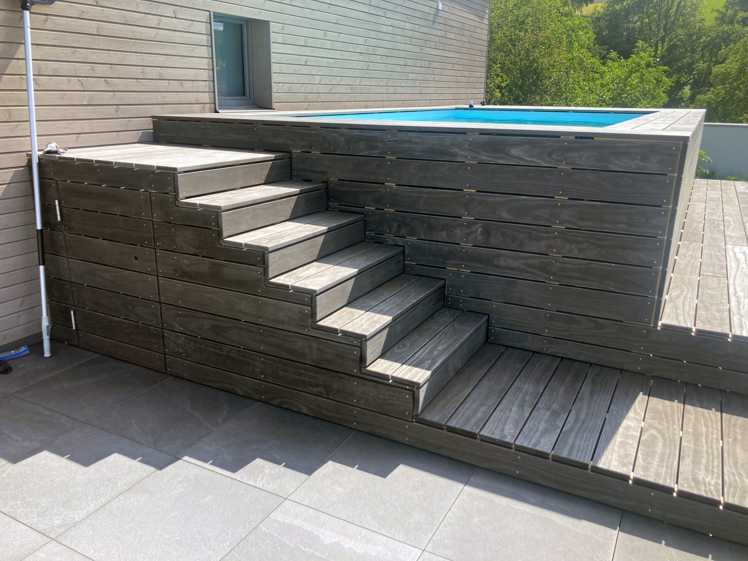 Grau durchgefärbtes Accoya Grey Holz für eine Poolverkleidung