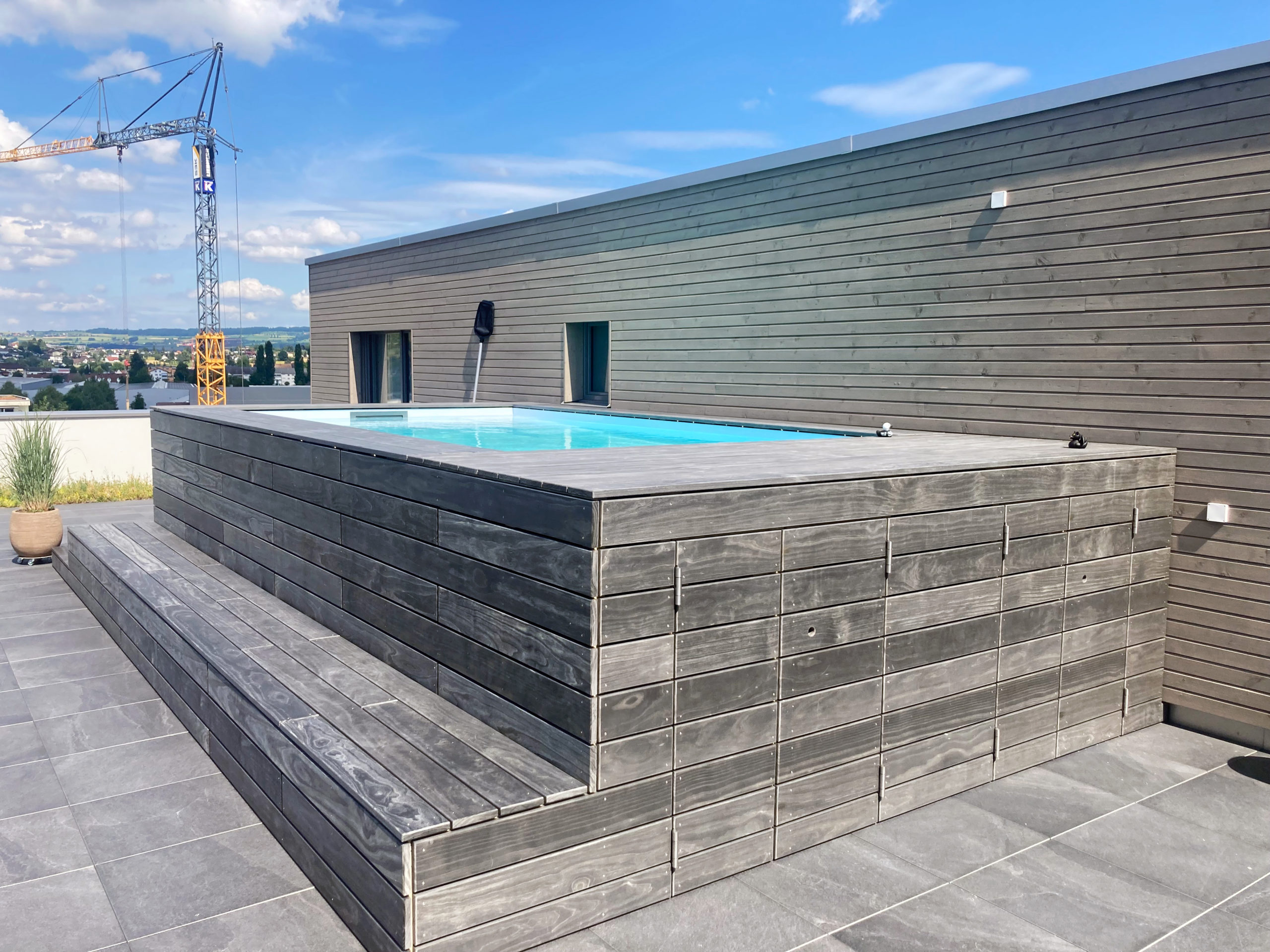 Grau durchgefärbtes Accoya Grey Holz für eine Poolverkleidung