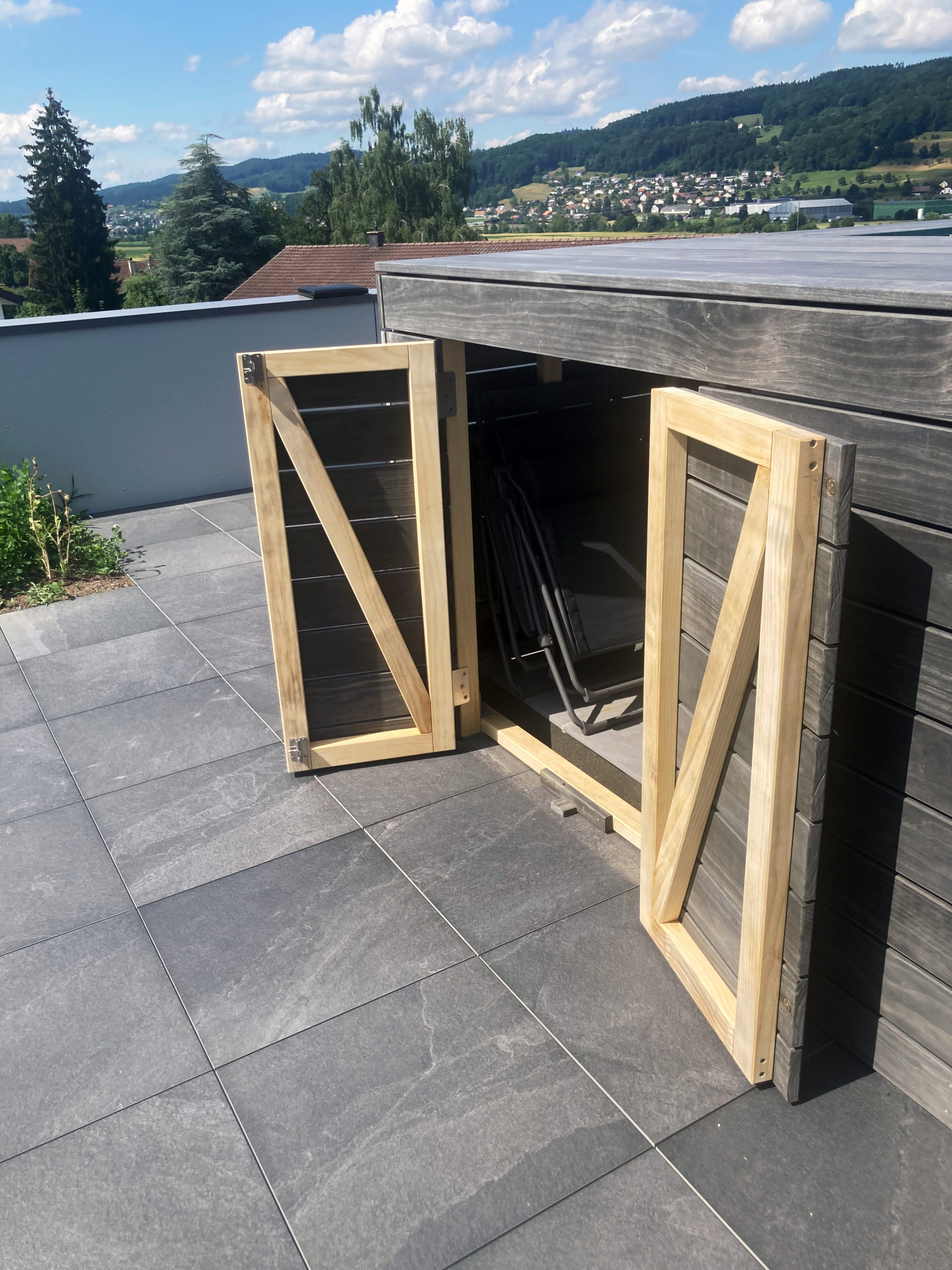 Grau durchgefärbtes Accoya Grey Holz für eine Poolverkleidung
