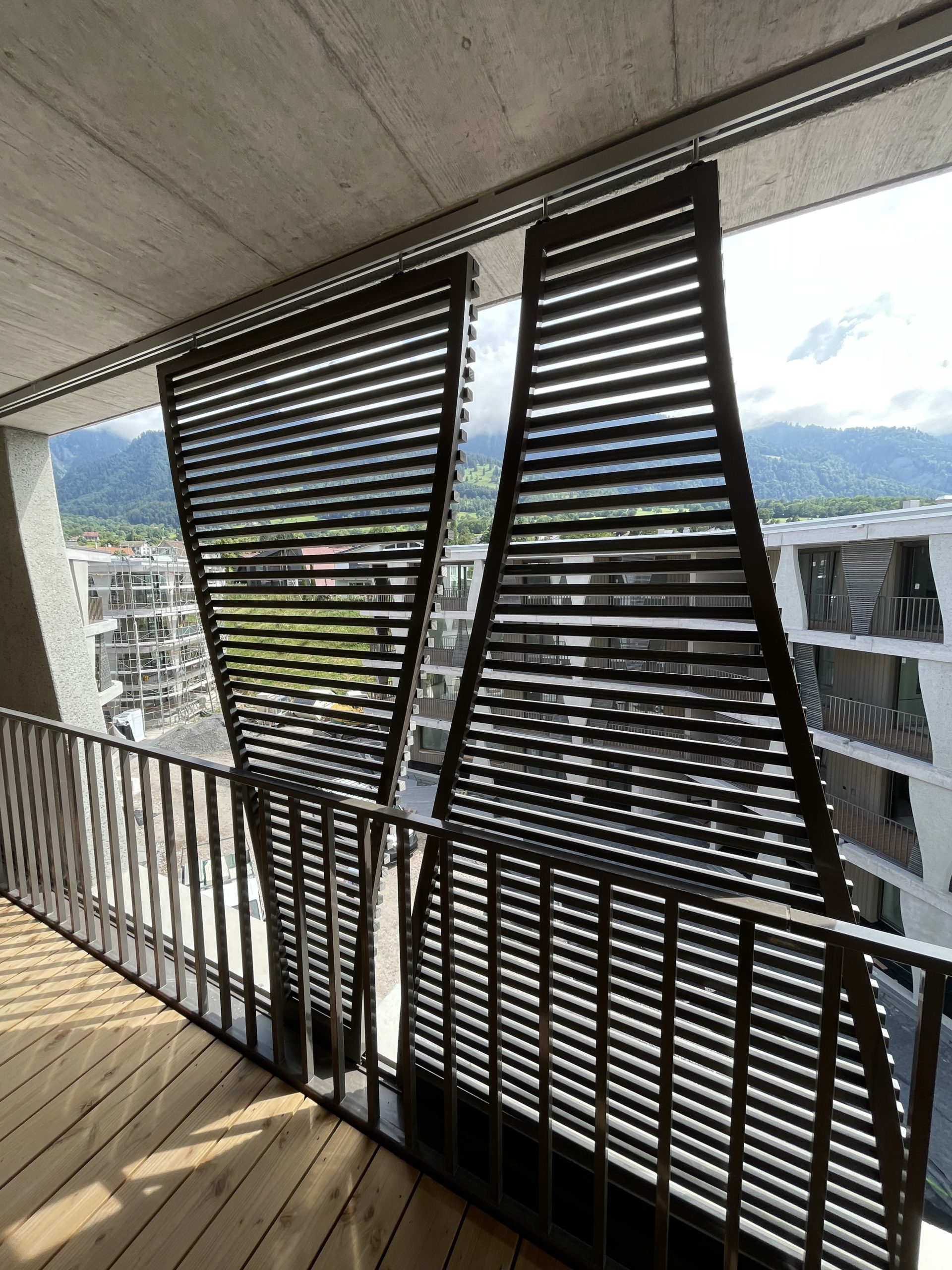 Sichtschutz aus grau durchgefärbten Accoya Holz
