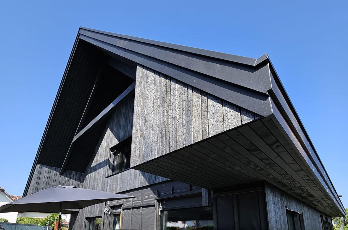 Marugame Fassade mit gebranntem Accoya Holz Shou Sugi Ban