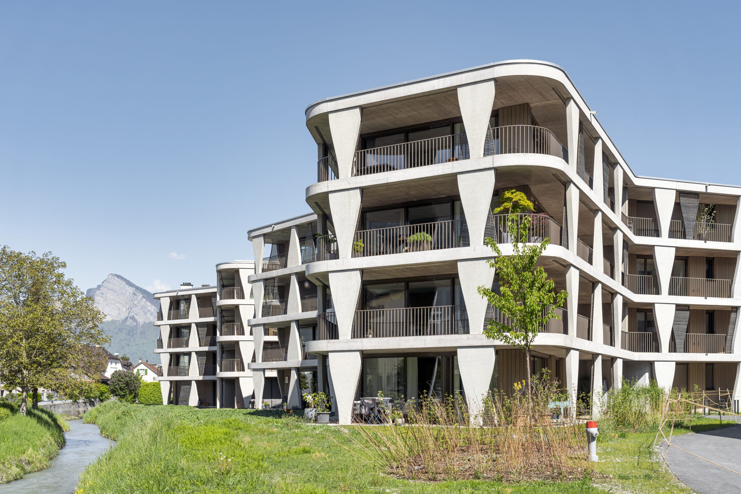 Sichtschutz aus grau durchgefärbten Accoya Holz