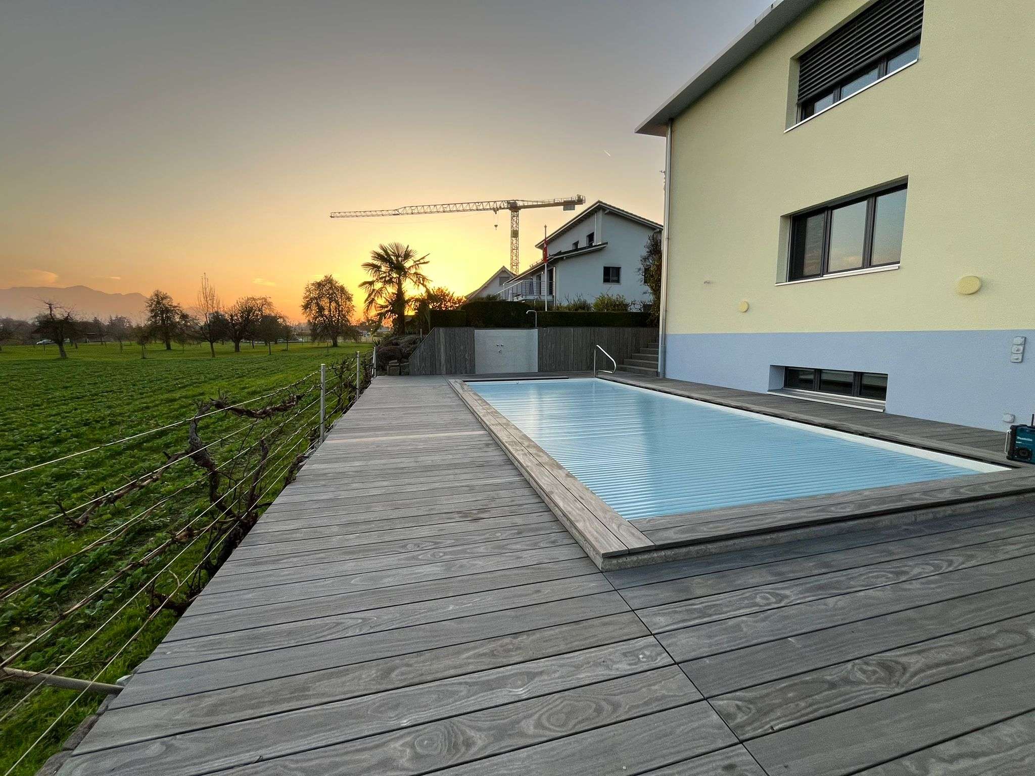 Moderne Poolumrandung aus grau durchgefärbtem Accoya-Holz – langlebig, elegant und nachhaltig von Holzagentur Schweiz.