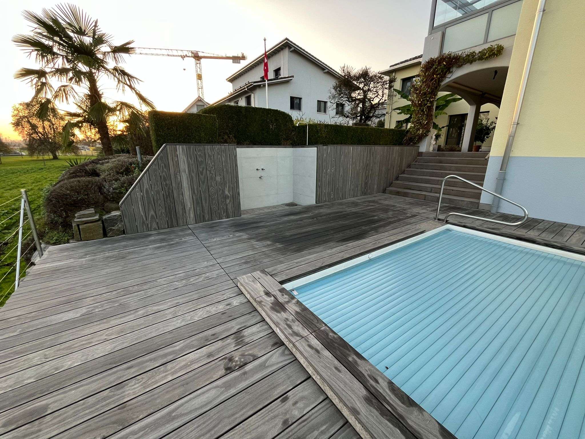 Moderne Poolumrandung aus grau durchgefärbtem Accoya-Holz – langlebig, elegant und nachhaltig von Holzagentur Schweiz.
