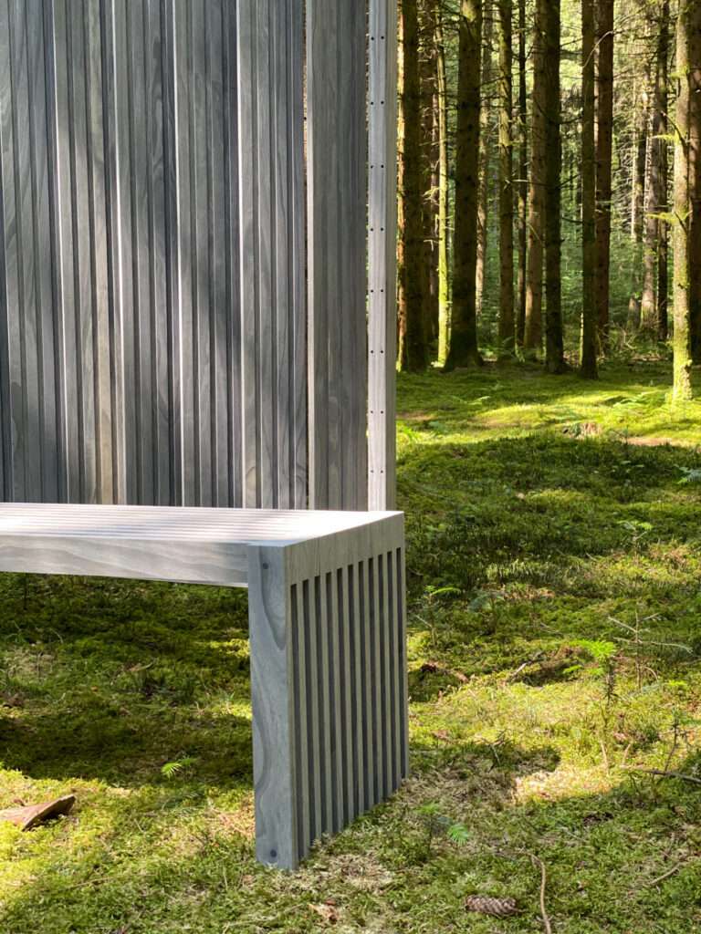 Holzbank von OLiiNA aus grau durchgefärbtem Accoya Grey