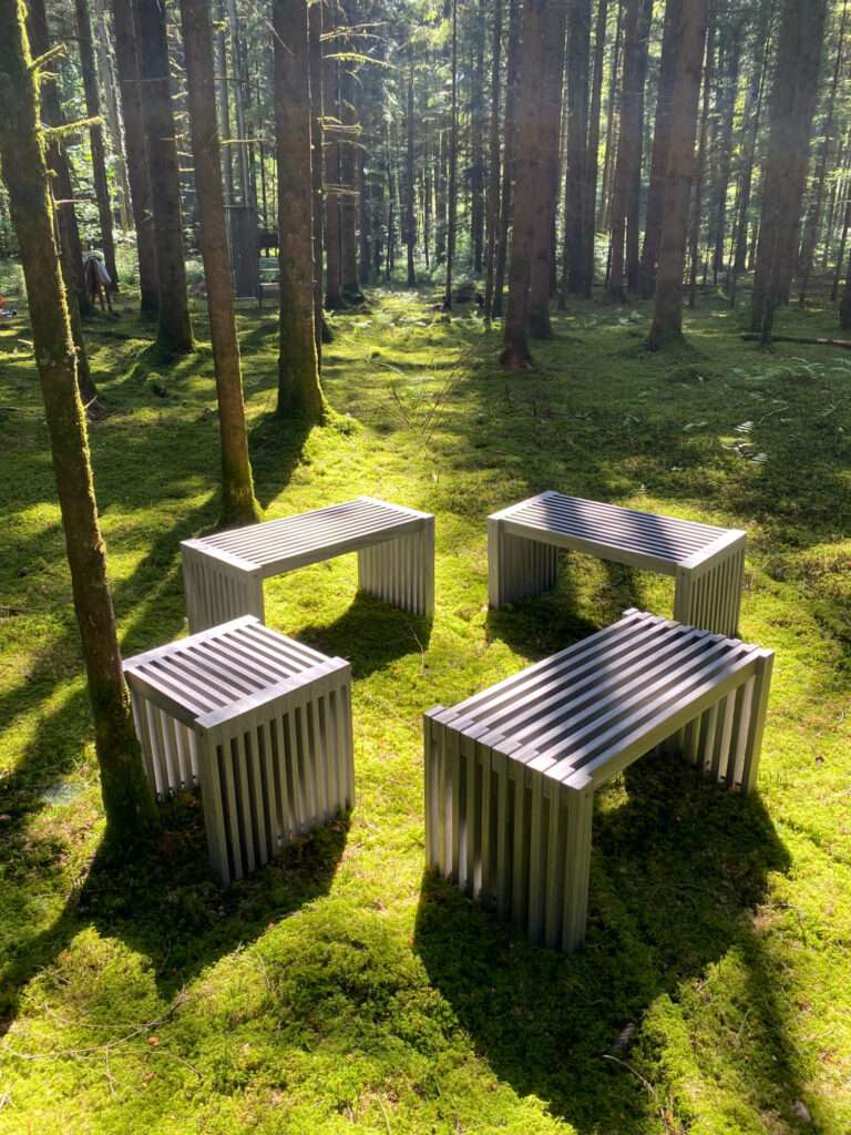 Holzbank von OLiiNA aus grau durchgefärbtem Accoya Grey