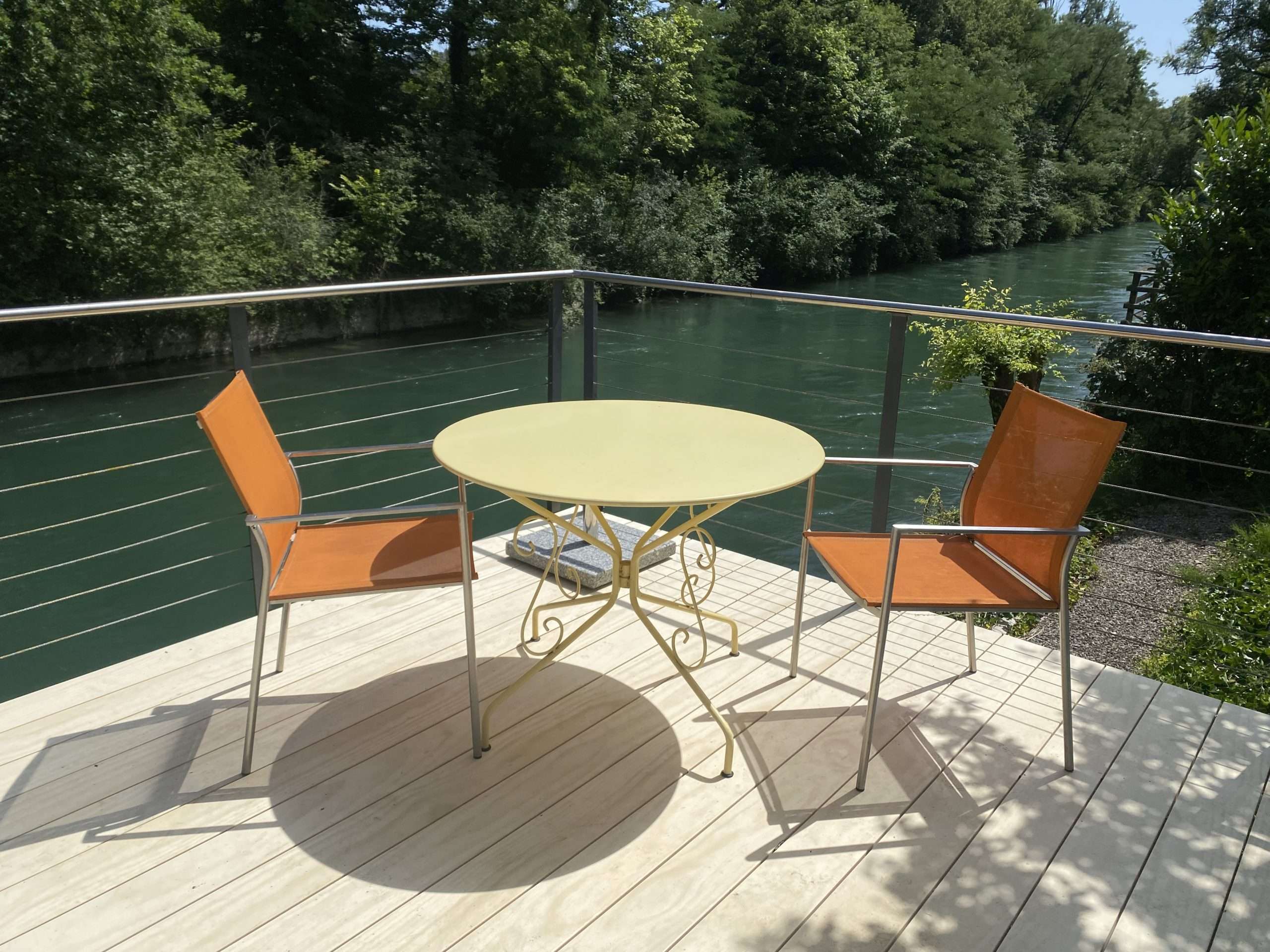 Sitzdeck aus natürlichem Accoya Holz über einem Fluss mit Unterkonstruktion aus Accoya