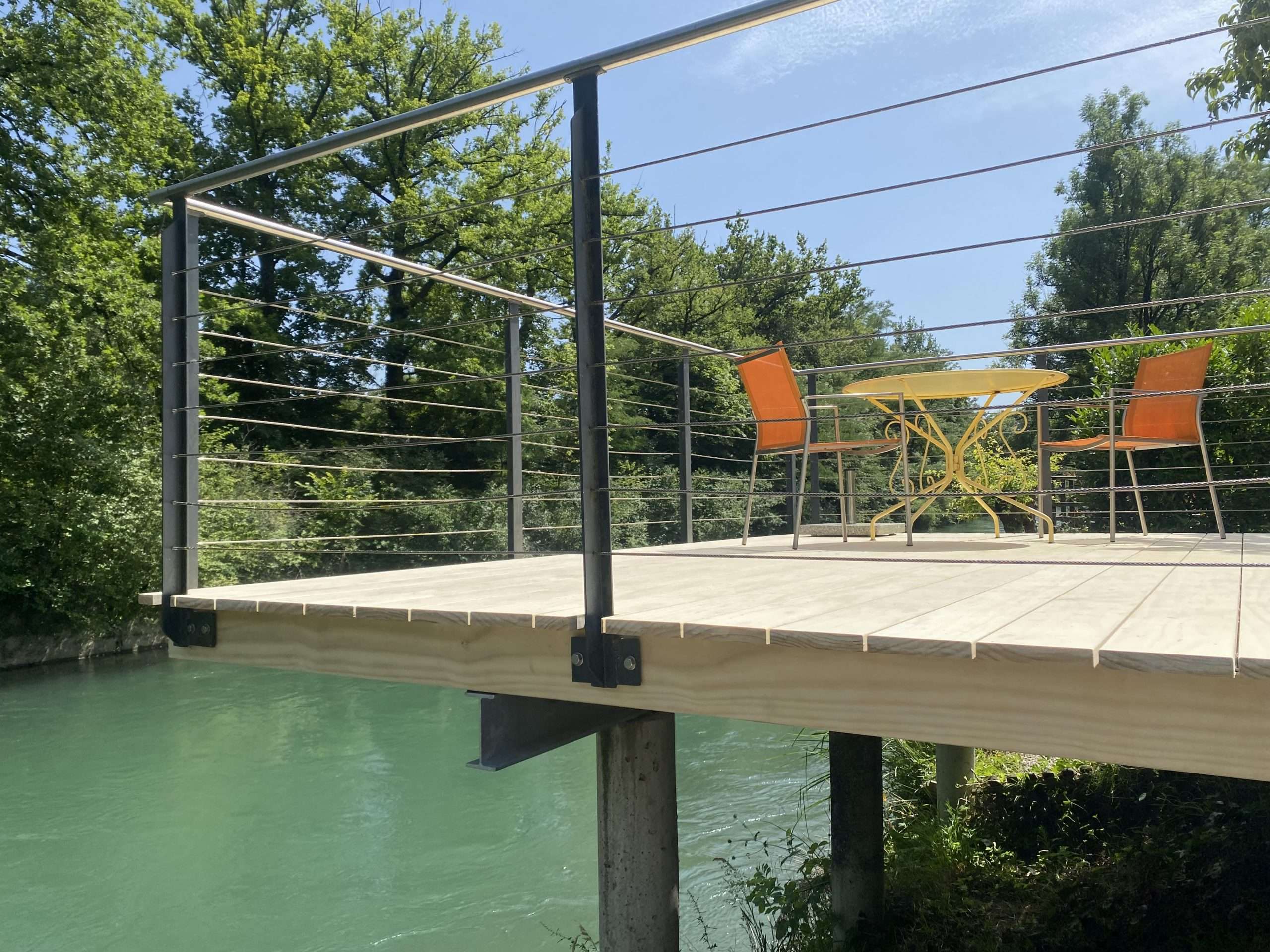 Sitzdeck aus natürlichem Accoya Holz über einem Fluss mit Unterkonstruktion aus Accoya