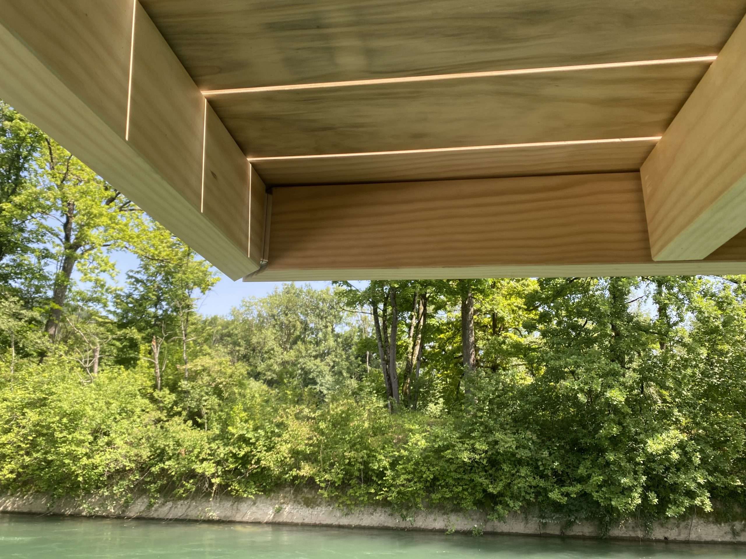 Sitzdeck aus natürlichem Accoya Holz über einem Fluss mit Unterkonstruktion aus Accoya