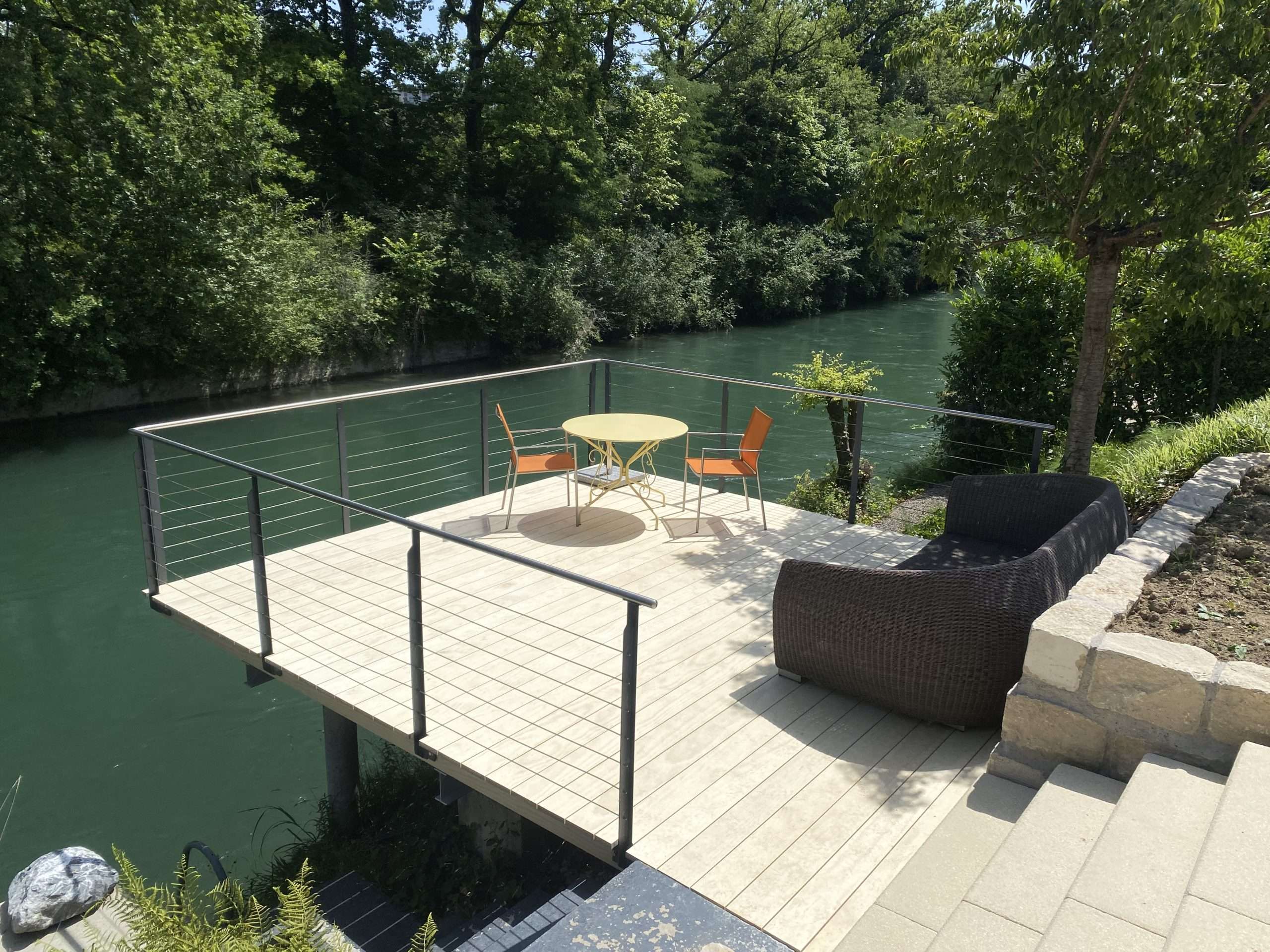 Sitzdeck aus natürlichem Accoya Holz über einem Fluss mit Unterkonstruktion aus Accoya