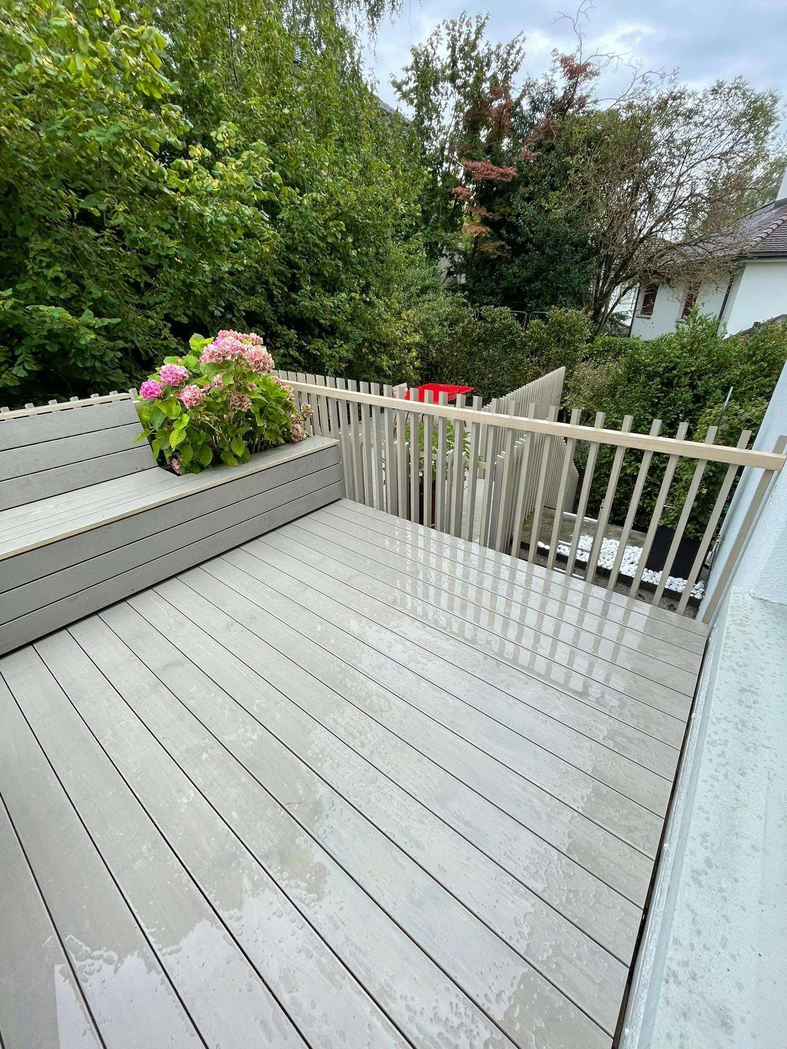 Terrasse mit Treppe, Geländer und Sitzbank aus Accoya