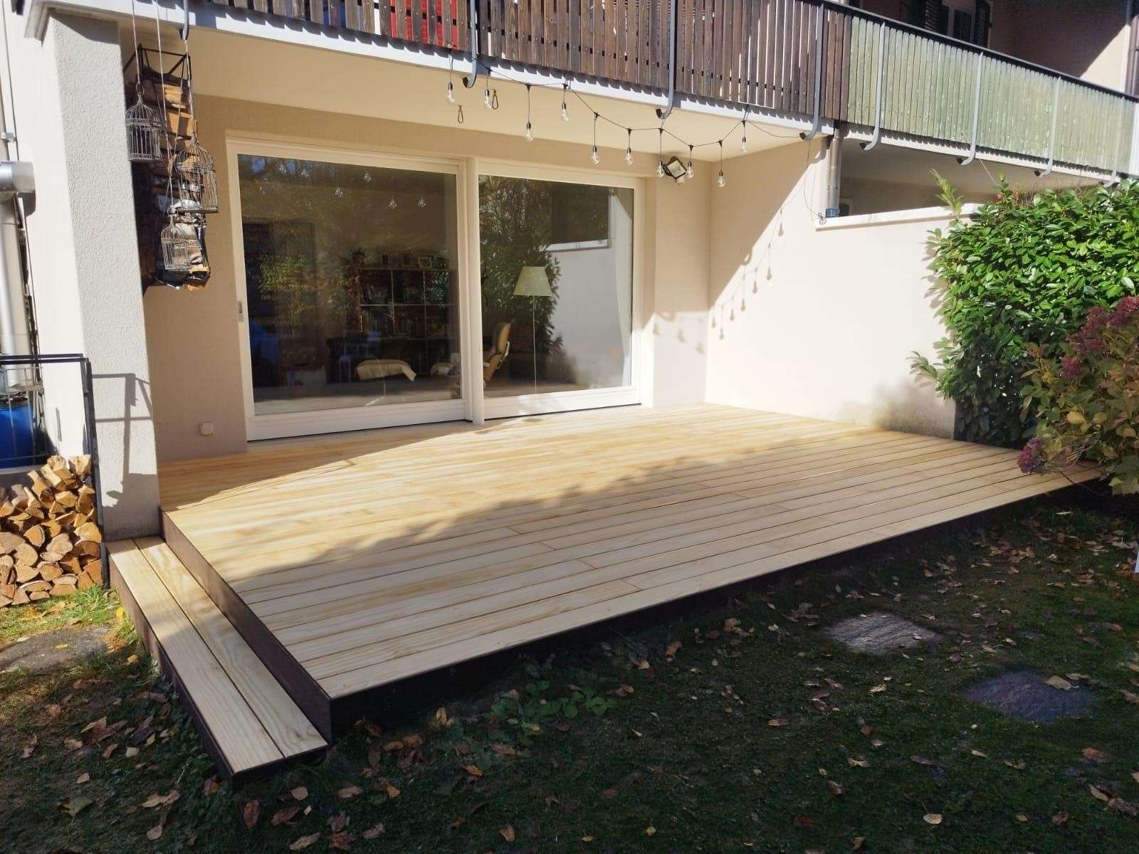 Accoya Holzterrasse aus Accoya natur, umgesetzt von Minder Bodenhandwerk GmbH mit Holz der Roser AG – langlebig, nachhaltig und elegant im Design.