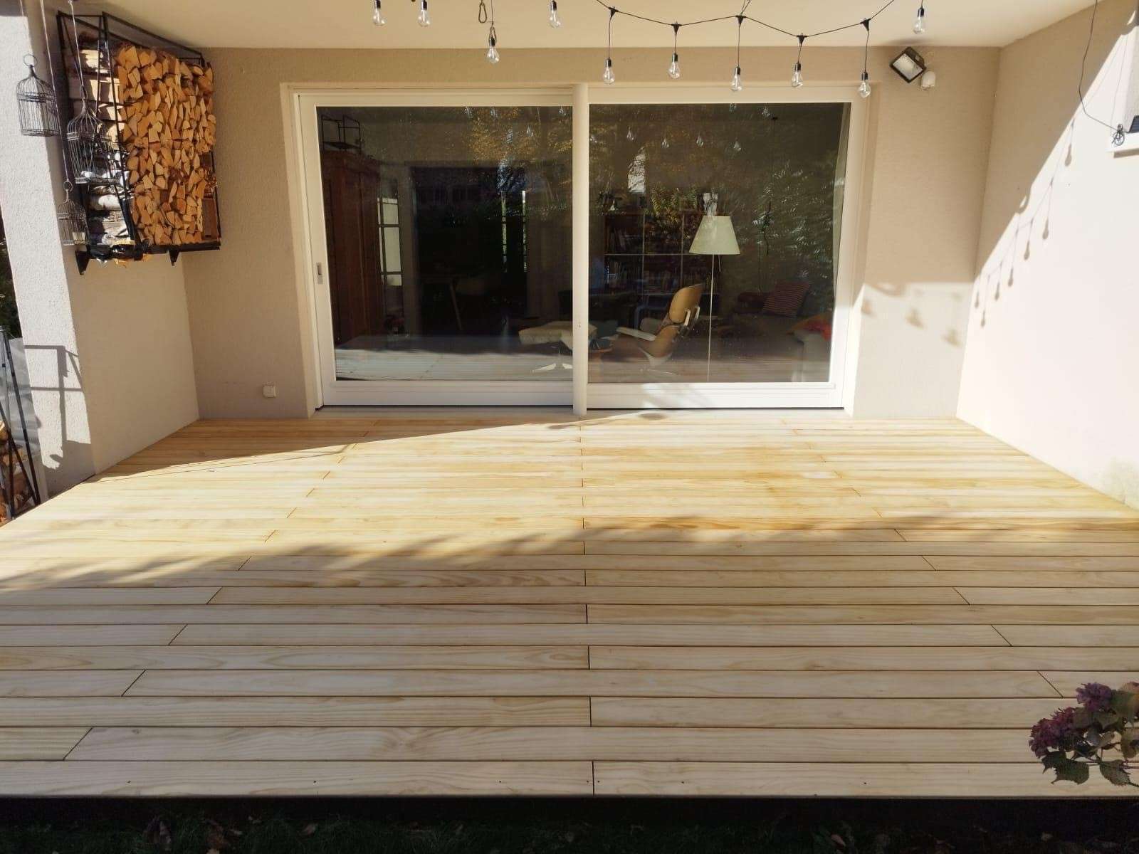 Accoya Holzterrasse aus Accoya natur, umgesetzt von Minder Bodenhandwerk GmbH mit Holz der Roser AG – langlebig, nachhaltig und elegant im Design.