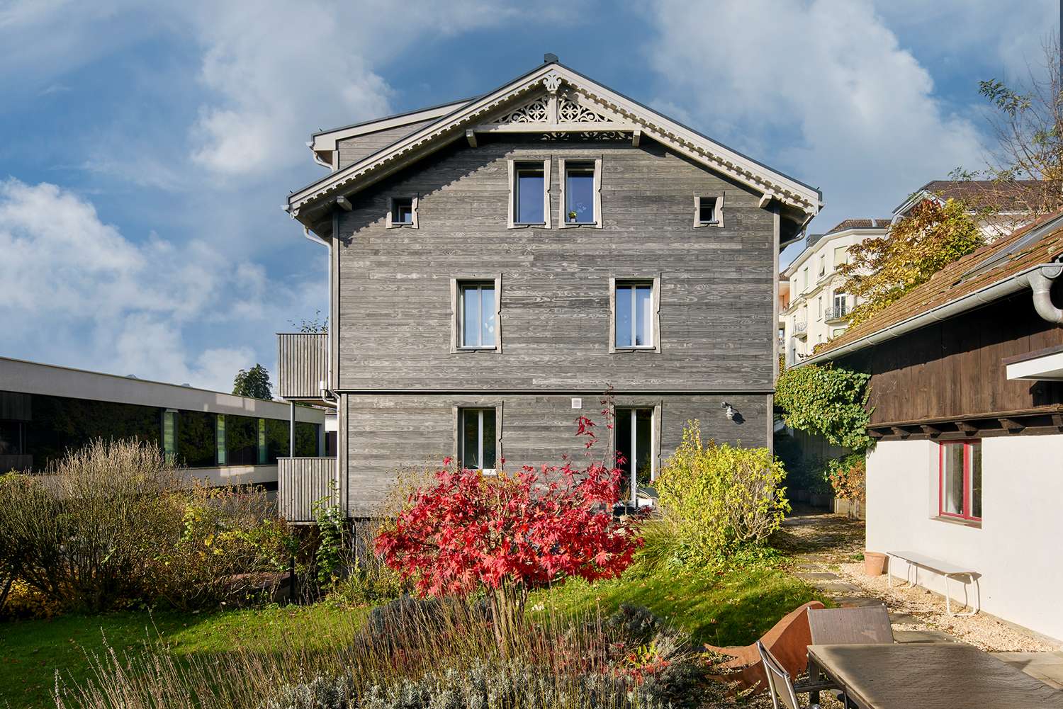 Holzfassade aus grau durchgefärbtem Accoya Grey