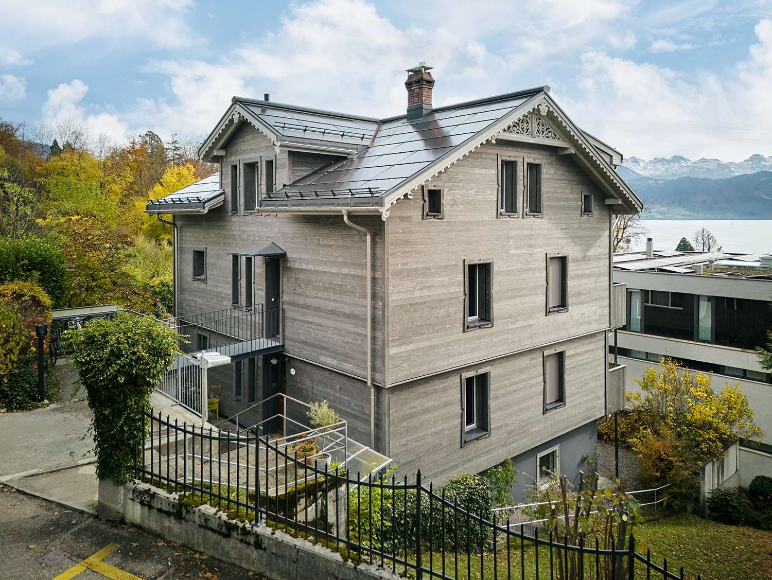 Holzfassade aus grau durchgefärbtem Accoya Grey