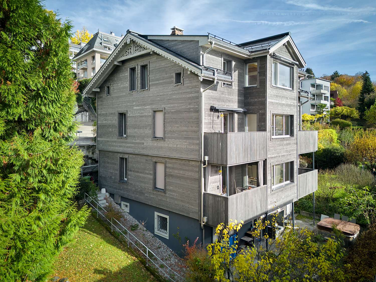 Holzfassade aus grau durchgefärbtem Accoya Grey