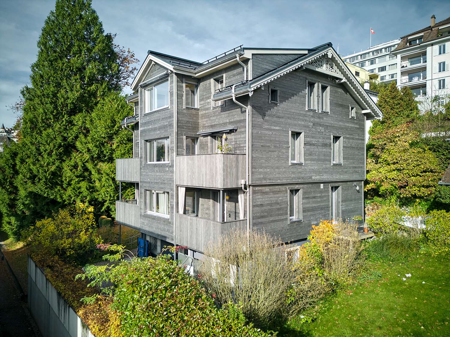 Holzfassade aus grau durchgefärbtem Accoya Grey