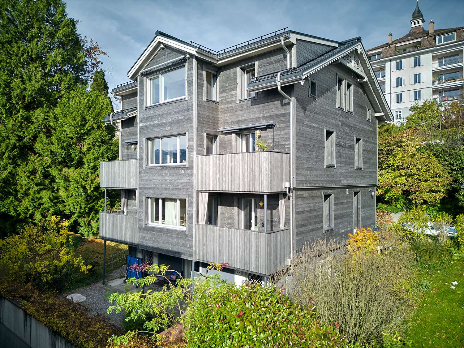 Holzfassade aus grau durchgefärbtem Accoya Grey