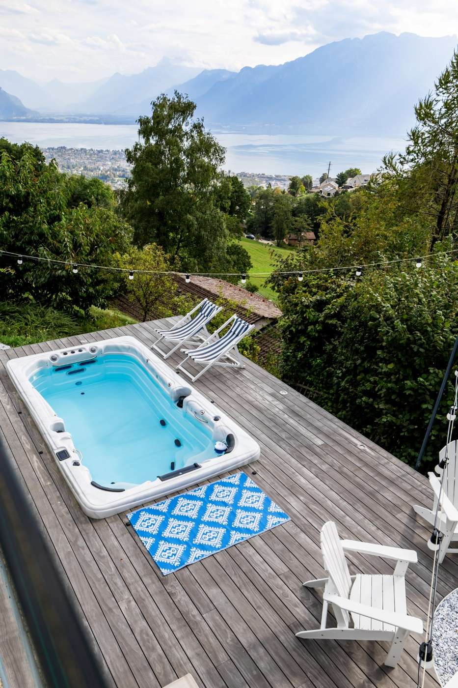 Accoya Holzterrasse mit Accoya Grey, grau durchgefärbte Terrassendielen aus Holz