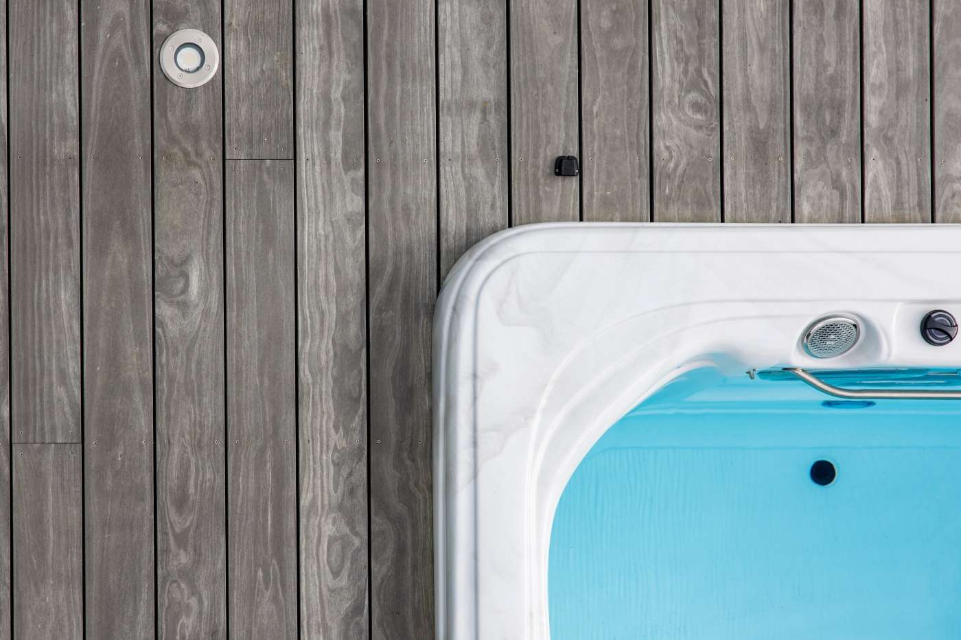 Accoya Holzterrasse mit Accoya Grey, grau durchgefärbte Terrassendielen aus Holz