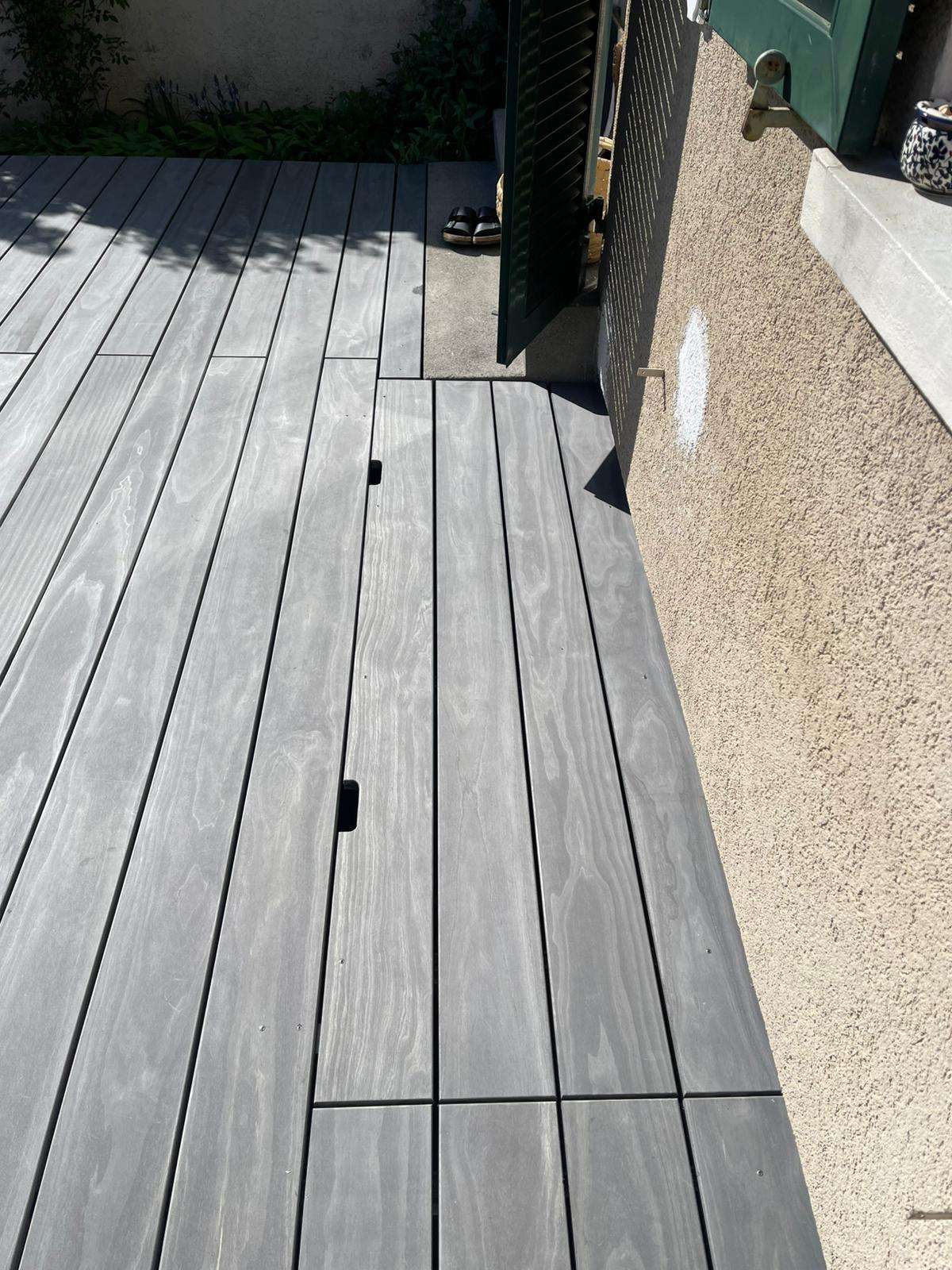 Moderne Holzterrasse aus Accoya Grey mit gleichmässiger Vergrauung, präziser Verarbeitung und hochwertiger Ausführung im Aussenbereich.