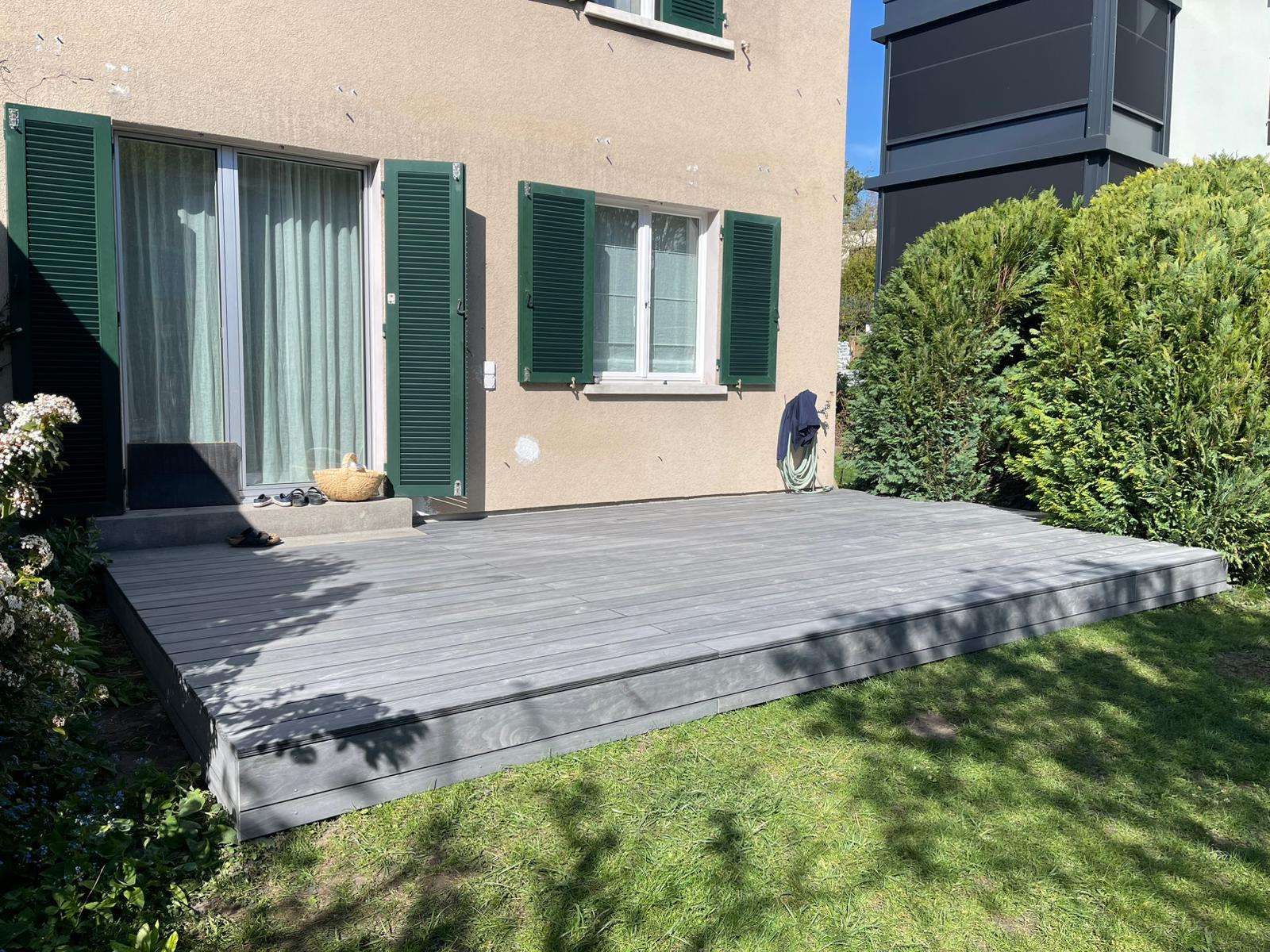 Moderne Holzterrasse aus Accoya Grey mit gleichmässiger Vergrauung, präziser Verarbeitung und hochwertiger Ausführung im Aussenbereich.