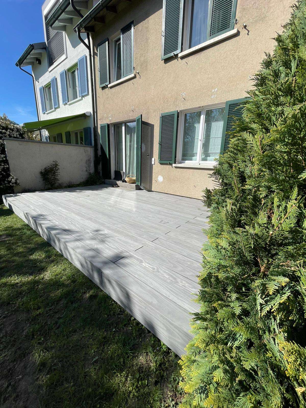 Moderne Holzterrasse aus Accoya Grey mit gleichmässiger Vergrauung, präziser Verarbeitung und hochwertiger Ausführung im Aussenbereich.