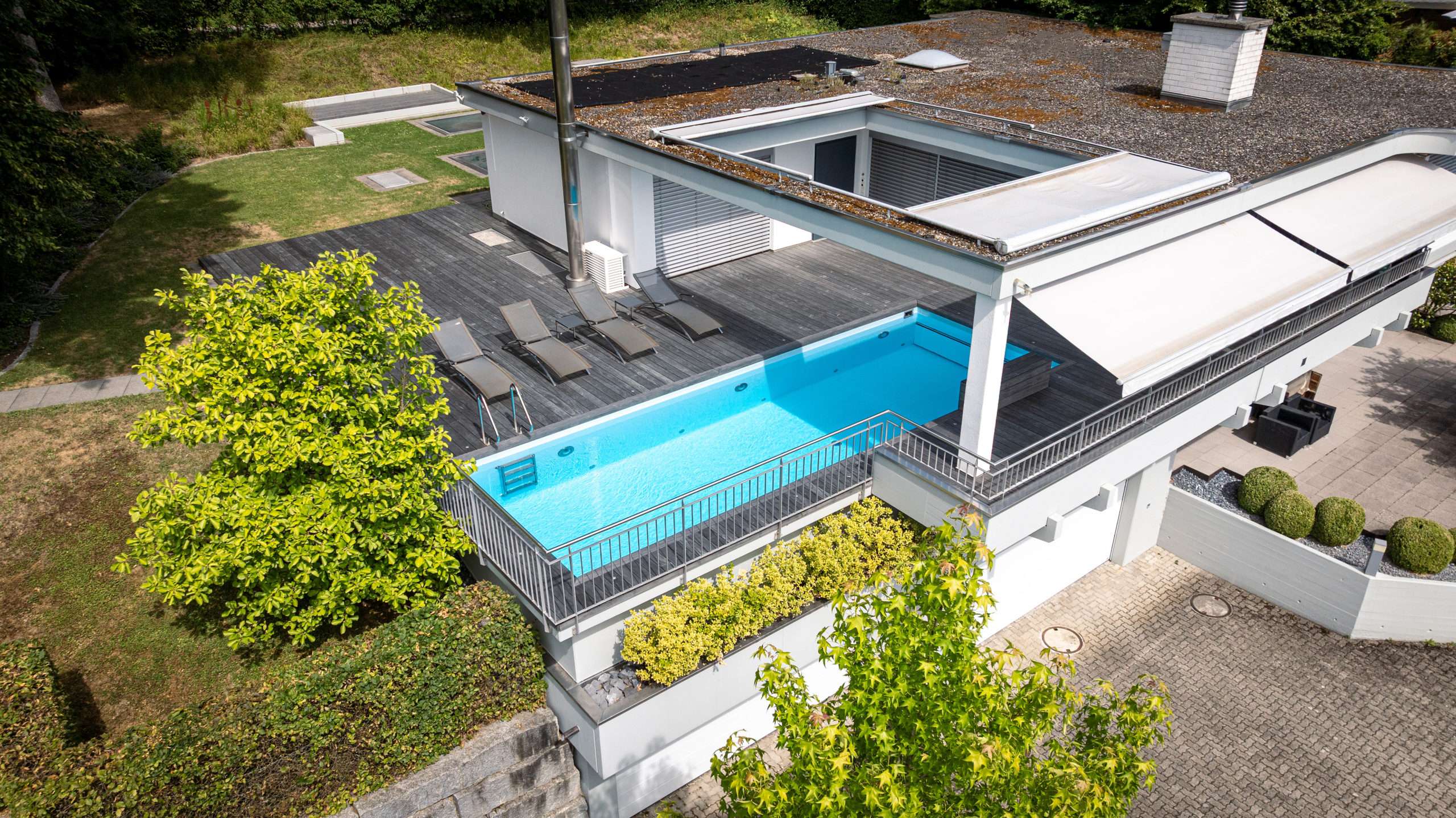 Poolumrandung aus Accoya Grey Holz