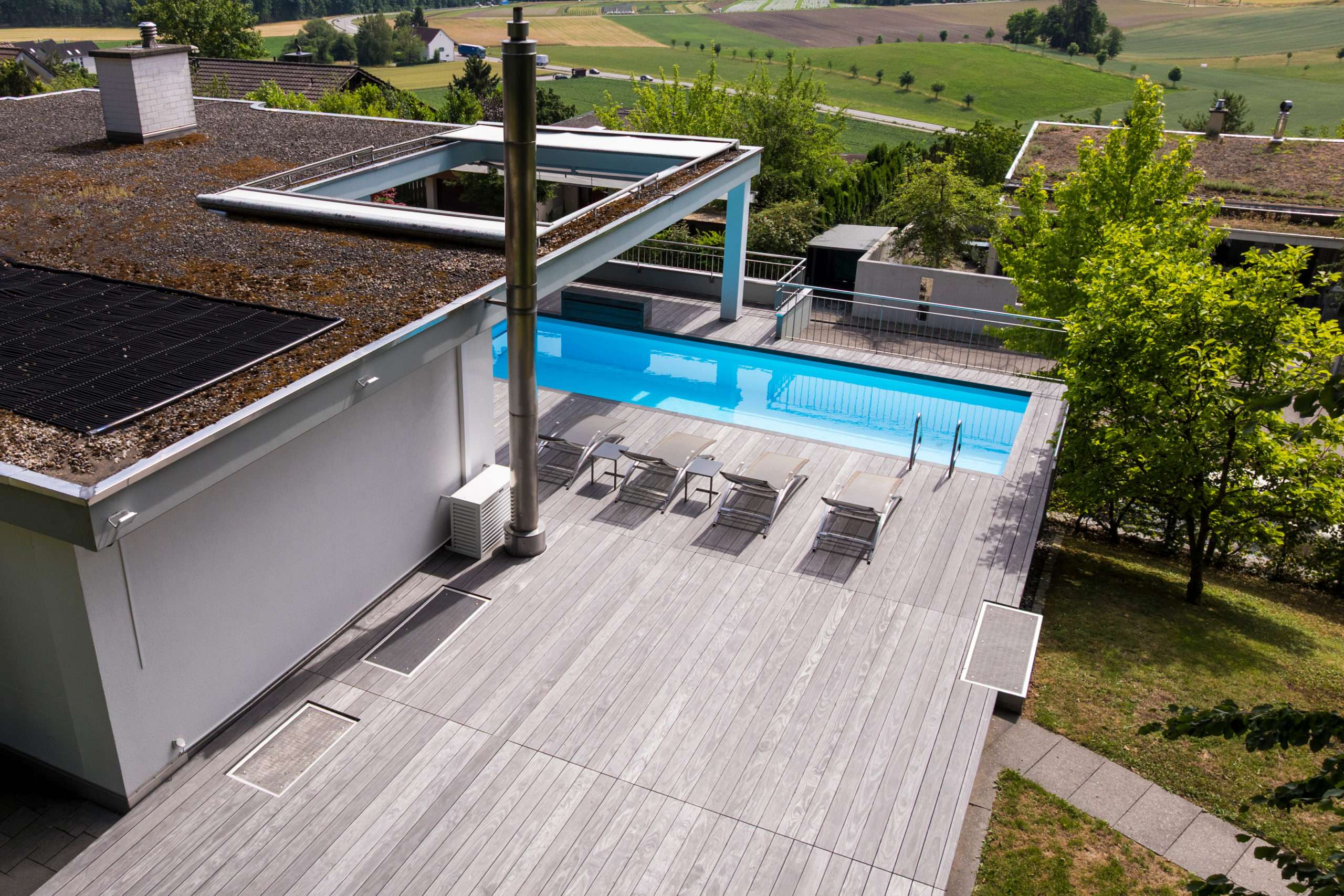 Poolumrandung aus Accoya Grey Holz