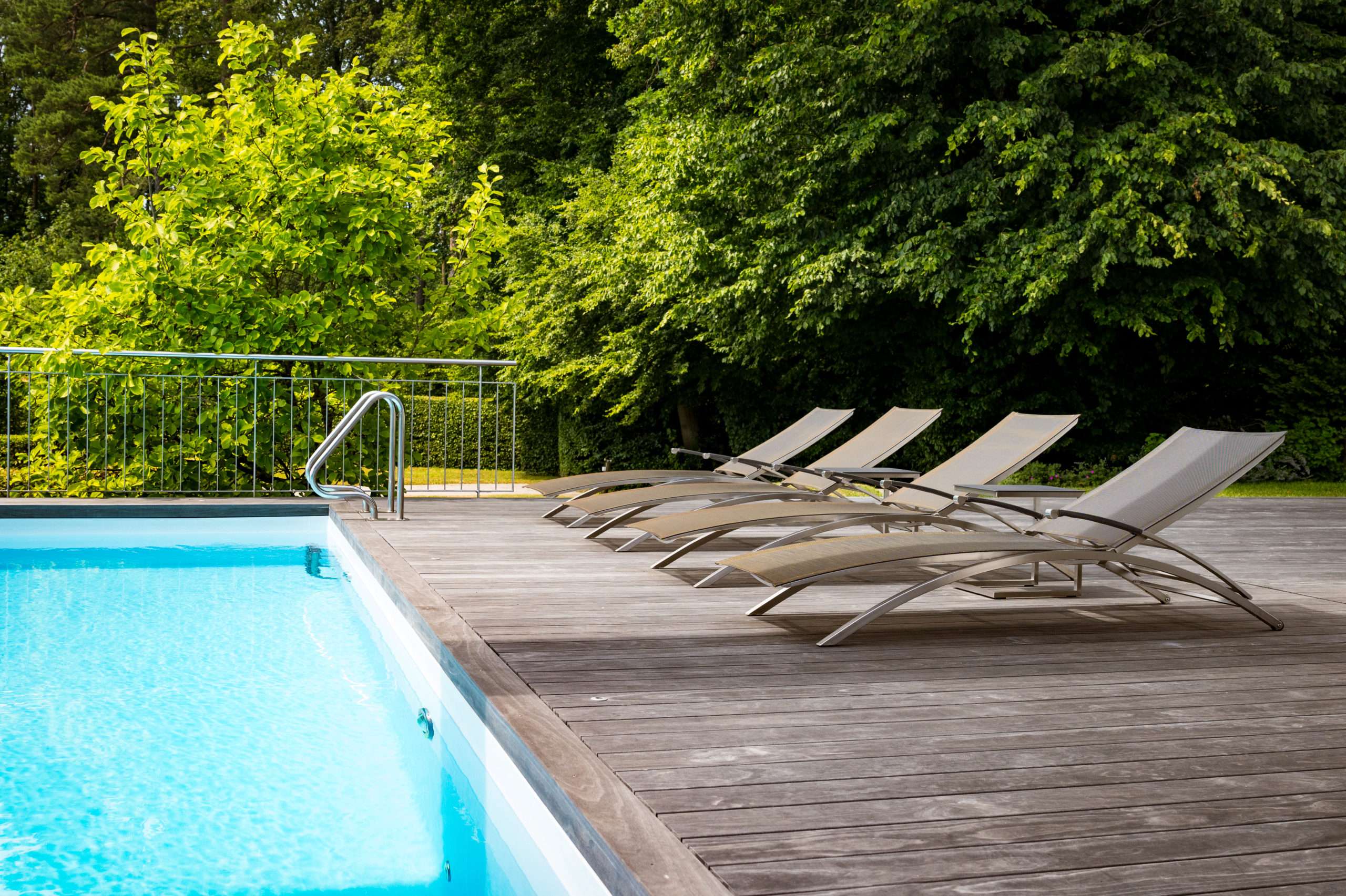 Poolumrandung aus Accoya Grey Holz