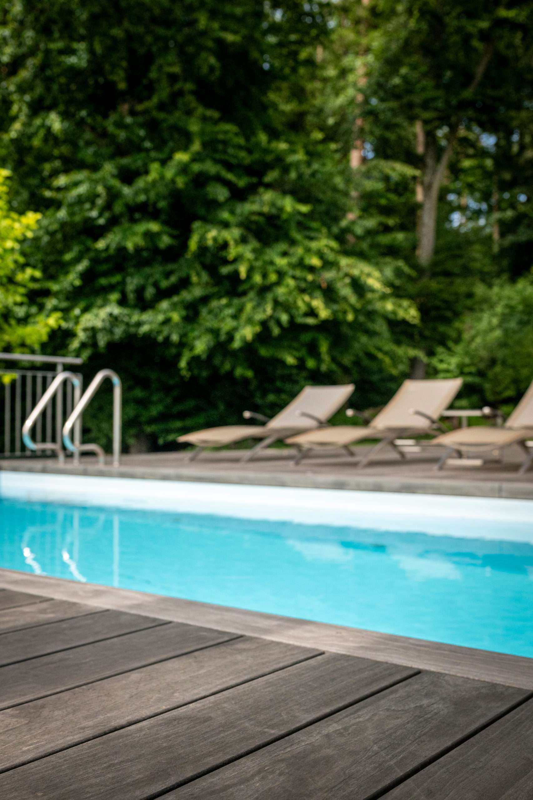 Poolumrandung aus Accoya Grey Holz
