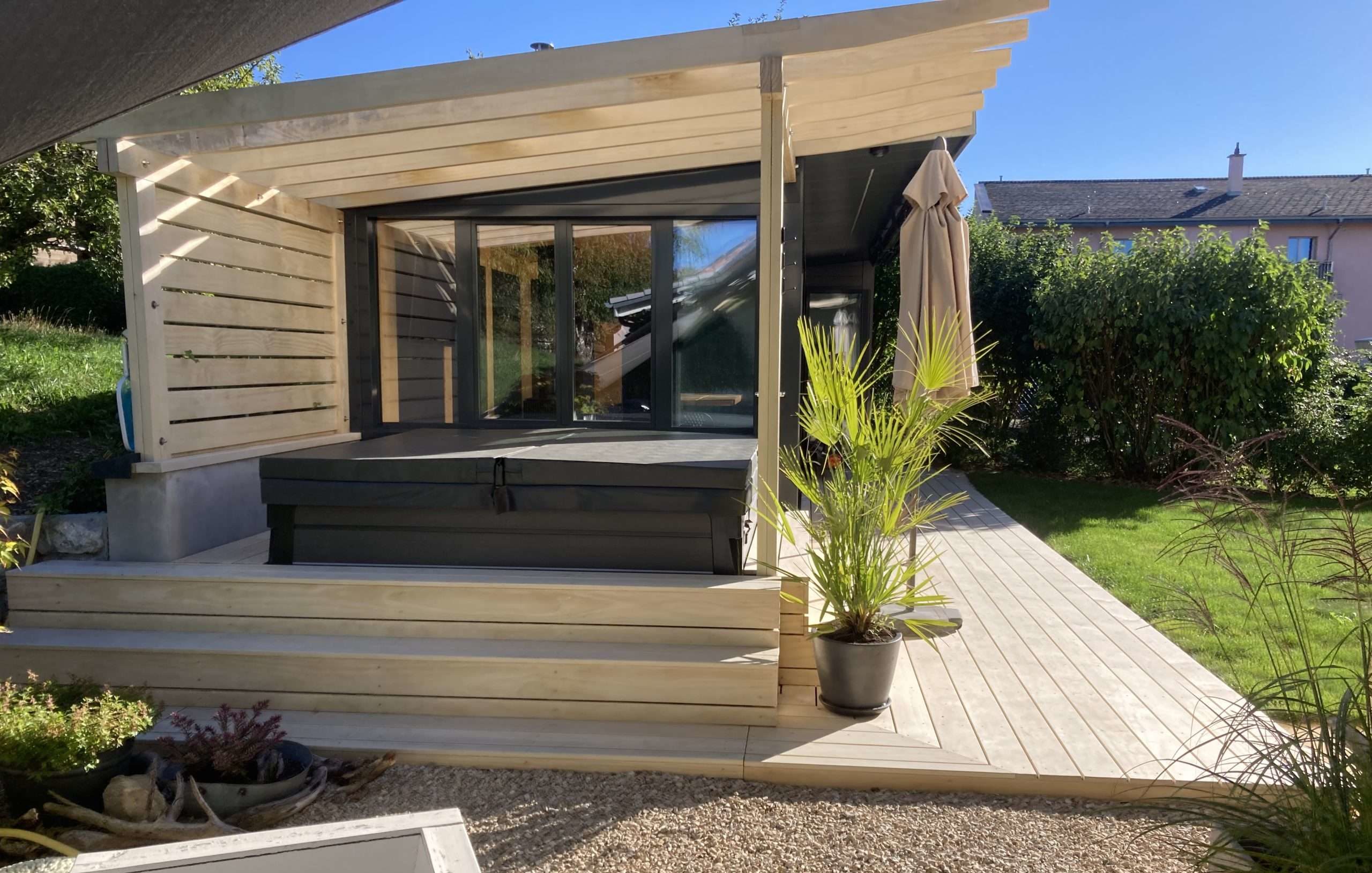 Holzterrasse mit Whirlpool in Semsales