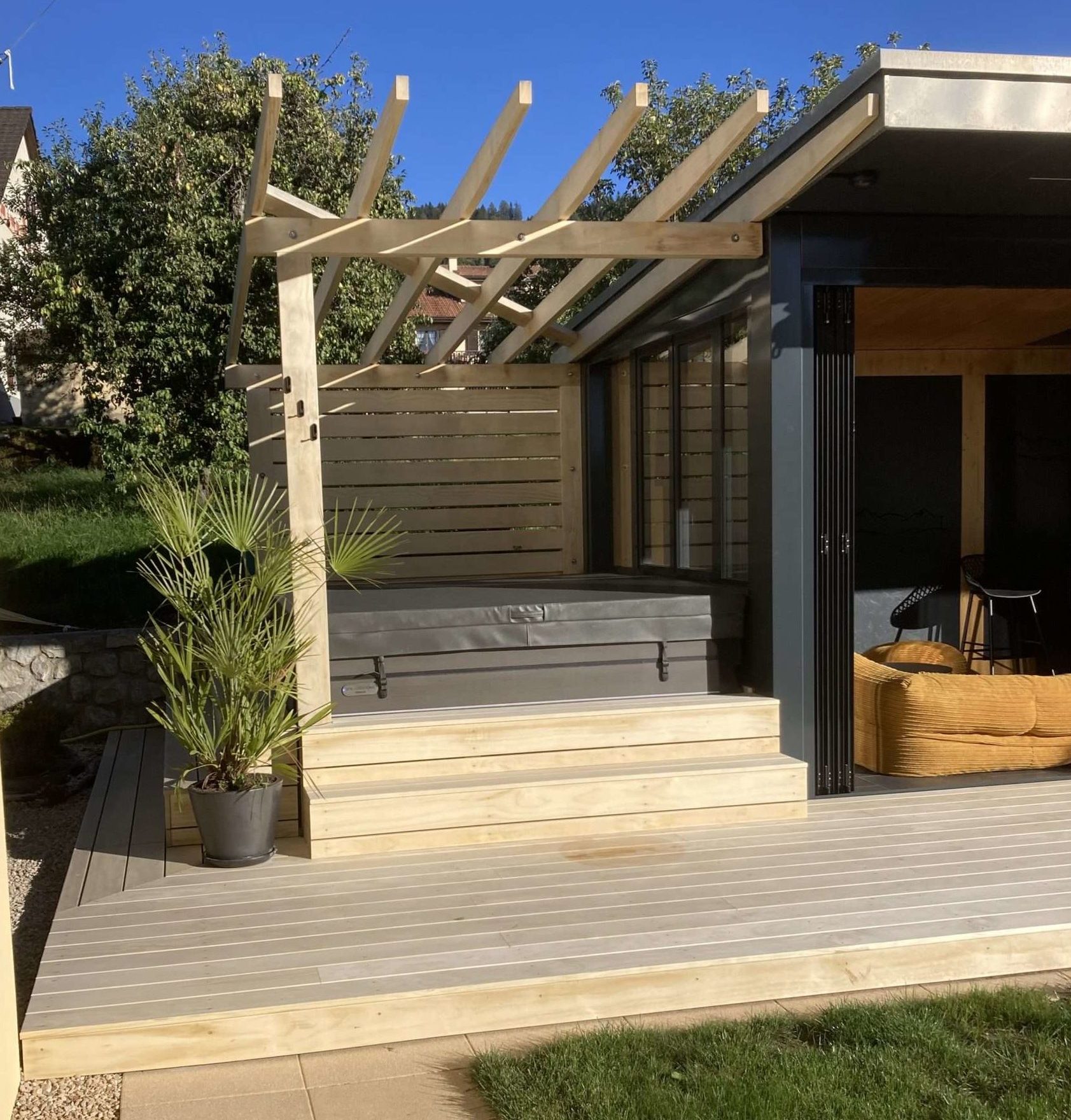 Holzterrasse mit Whirlpool in Semsales
