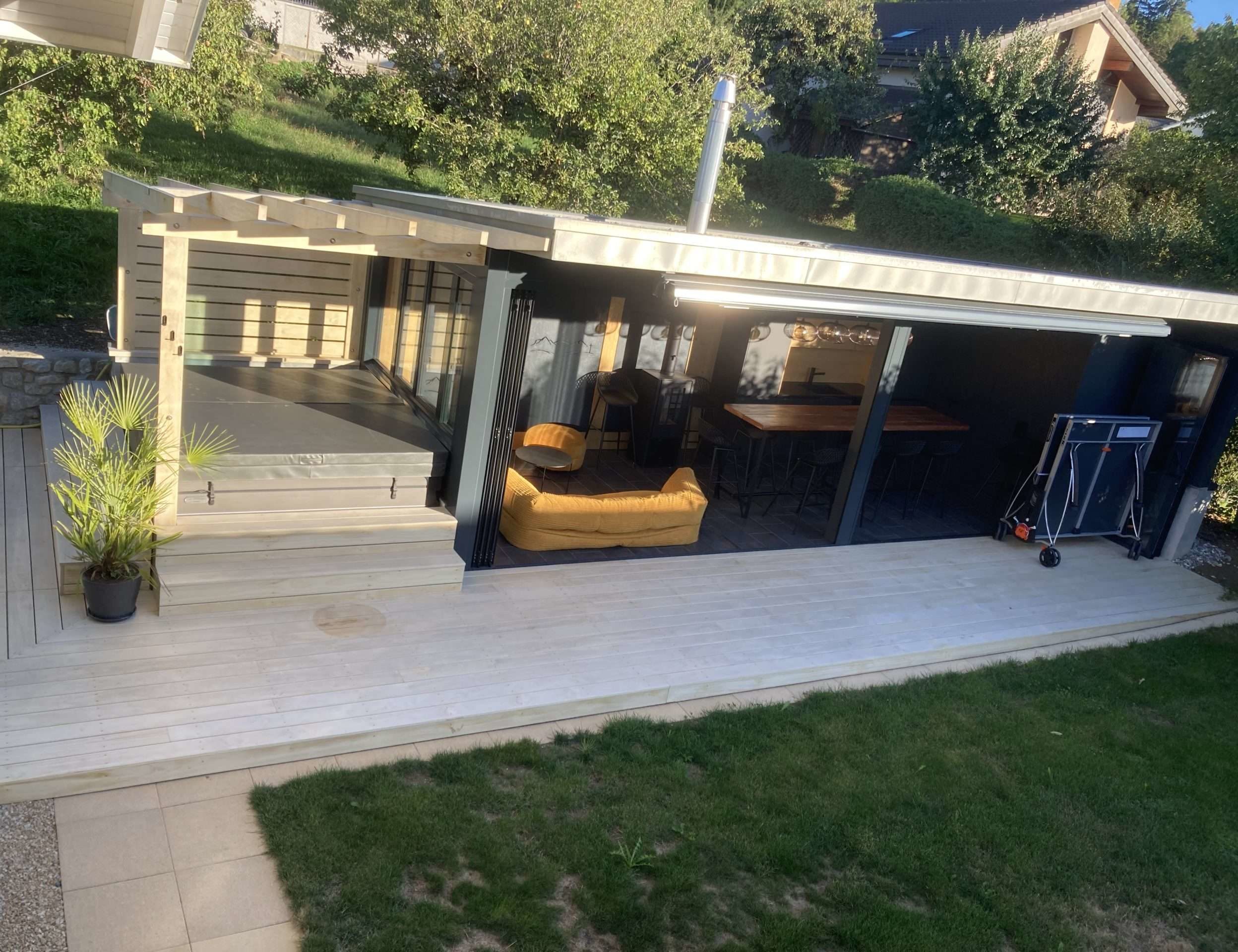 Holzterrasse mit Whirlpool in Semsales